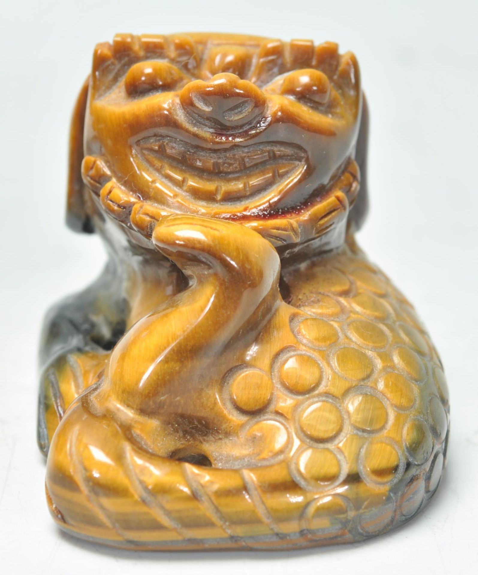 A good early 20th Century Chinese tigers eyes carved figure of a fu dog. Measures 5 cm tall by 5 - Bild 5 aus 7