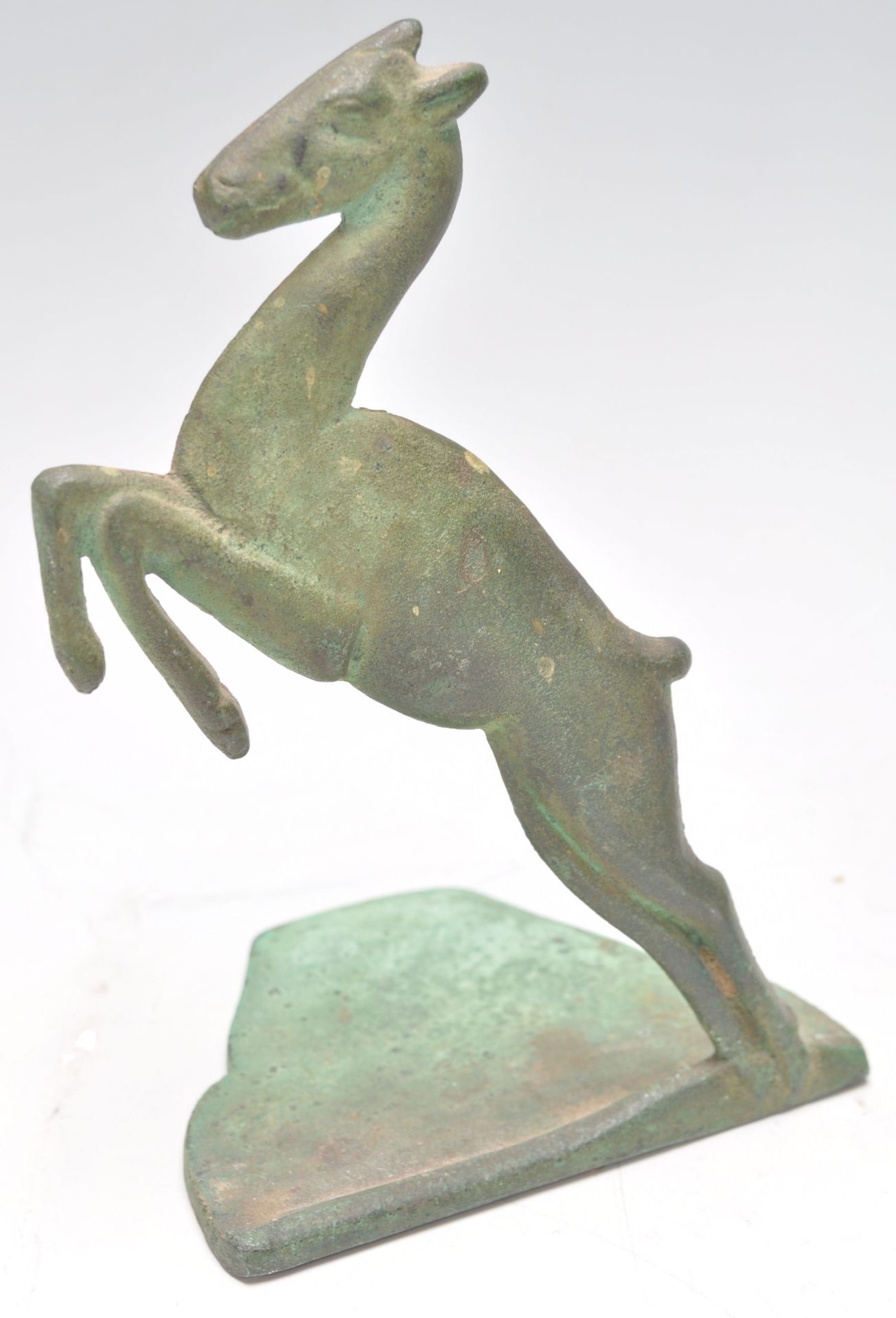 A pair of unusual early 20th century brass / bronze bookends in the form of leaping gazelle set to - Bild 2 aus 6