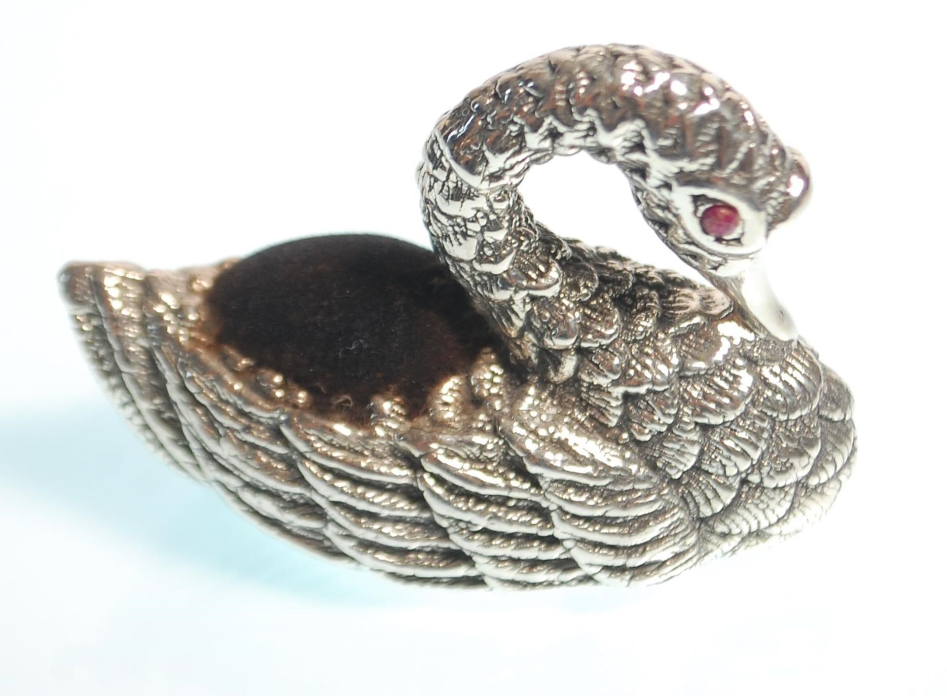 A stamped 925 silver pin cushion in the form of a swan with moulded feathers, having a blue - Image 2 of 6