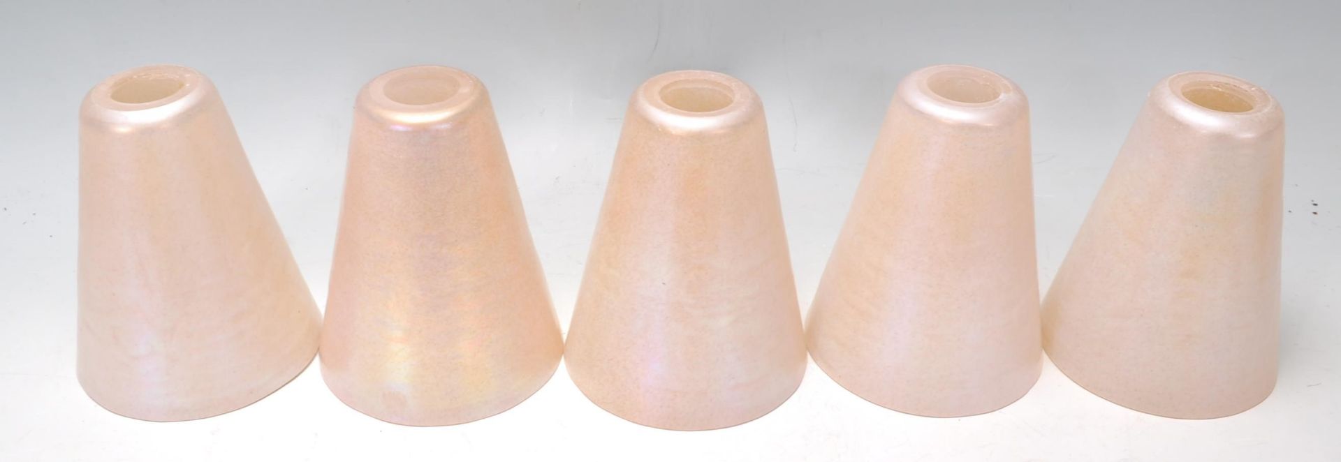 A collection of five 20th century retro conical lustre glass lamp shades. Each of conical form - Bild 5 aus 7