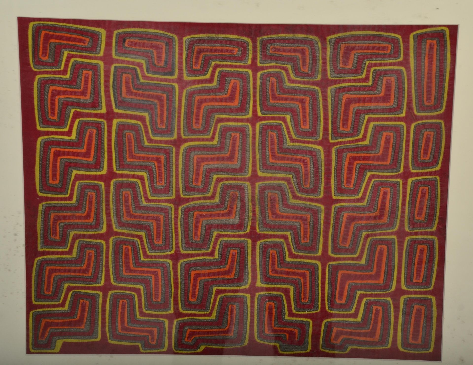 A 20th Century Panamanian mola cloth having a hand stitched applique stylised geometric design - Bild 2 aus 4