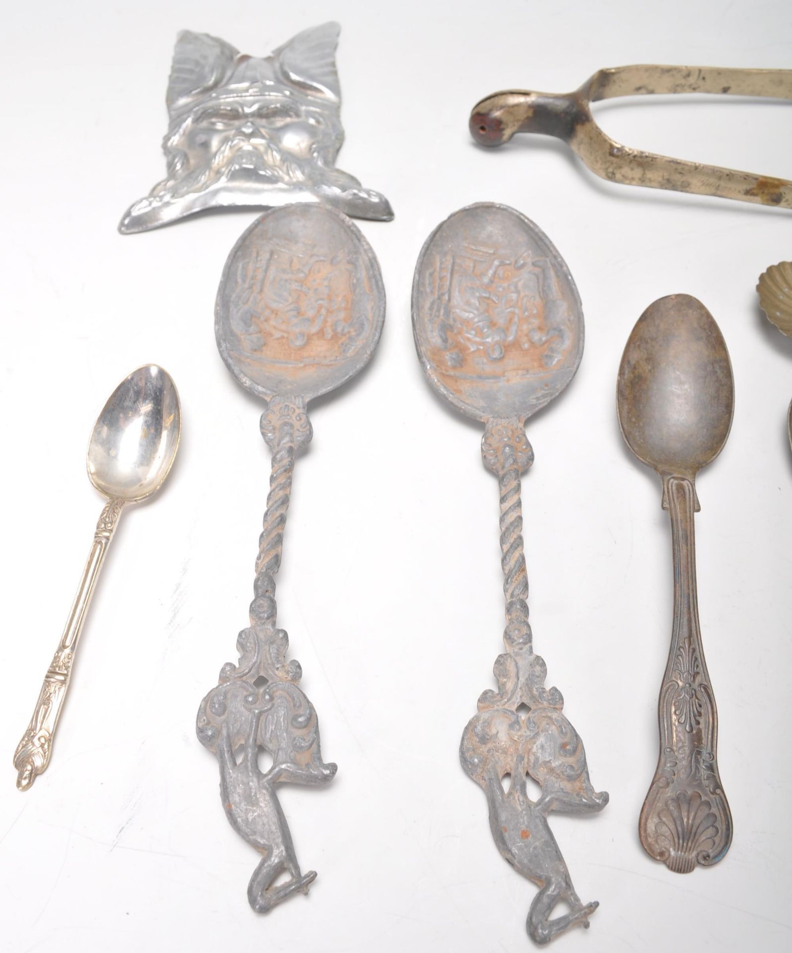 Metal Detectorist Finds. A collection of metal detector finds to include 19th century pewter spoons, - Bild 7 aus 10