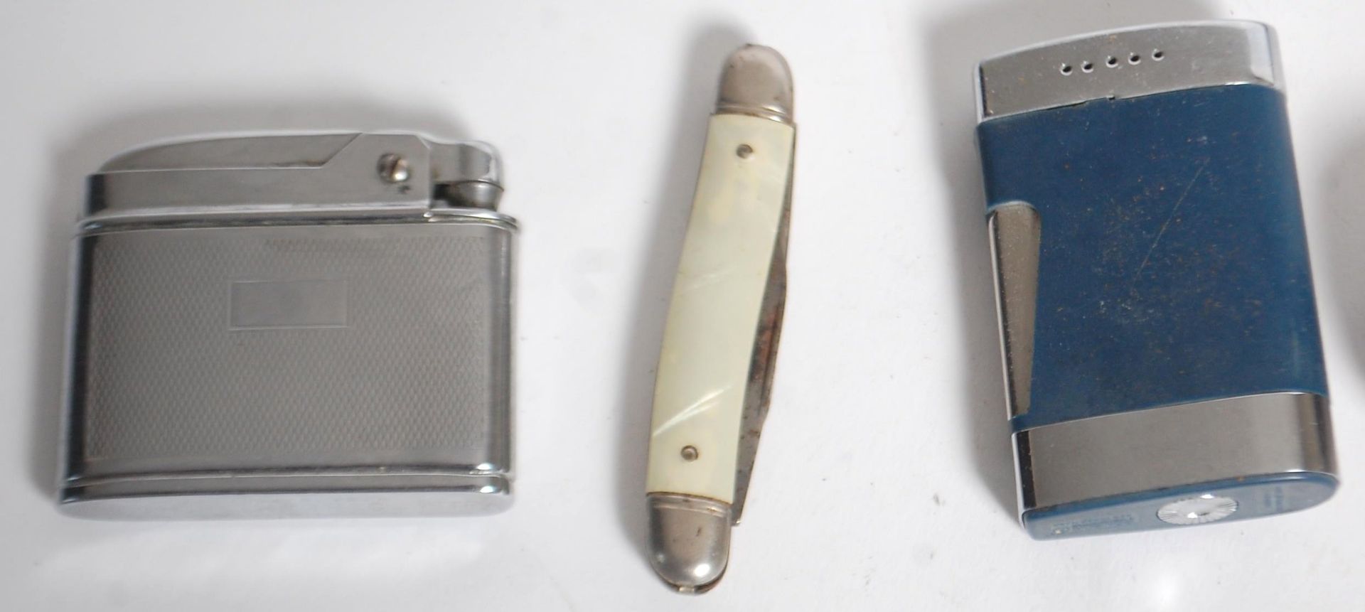A small group of vintage lighters and penknives to include a Penguin Superlative automatic - Bild 5 aus 8