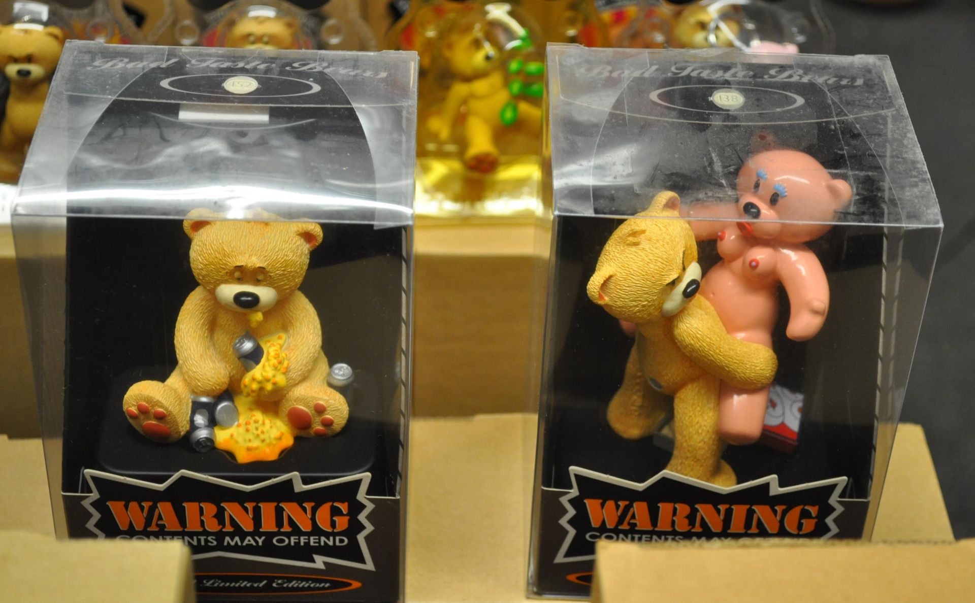 A large collection of boxed Bad Taste Bears including various models. - Bild 16 aus 24