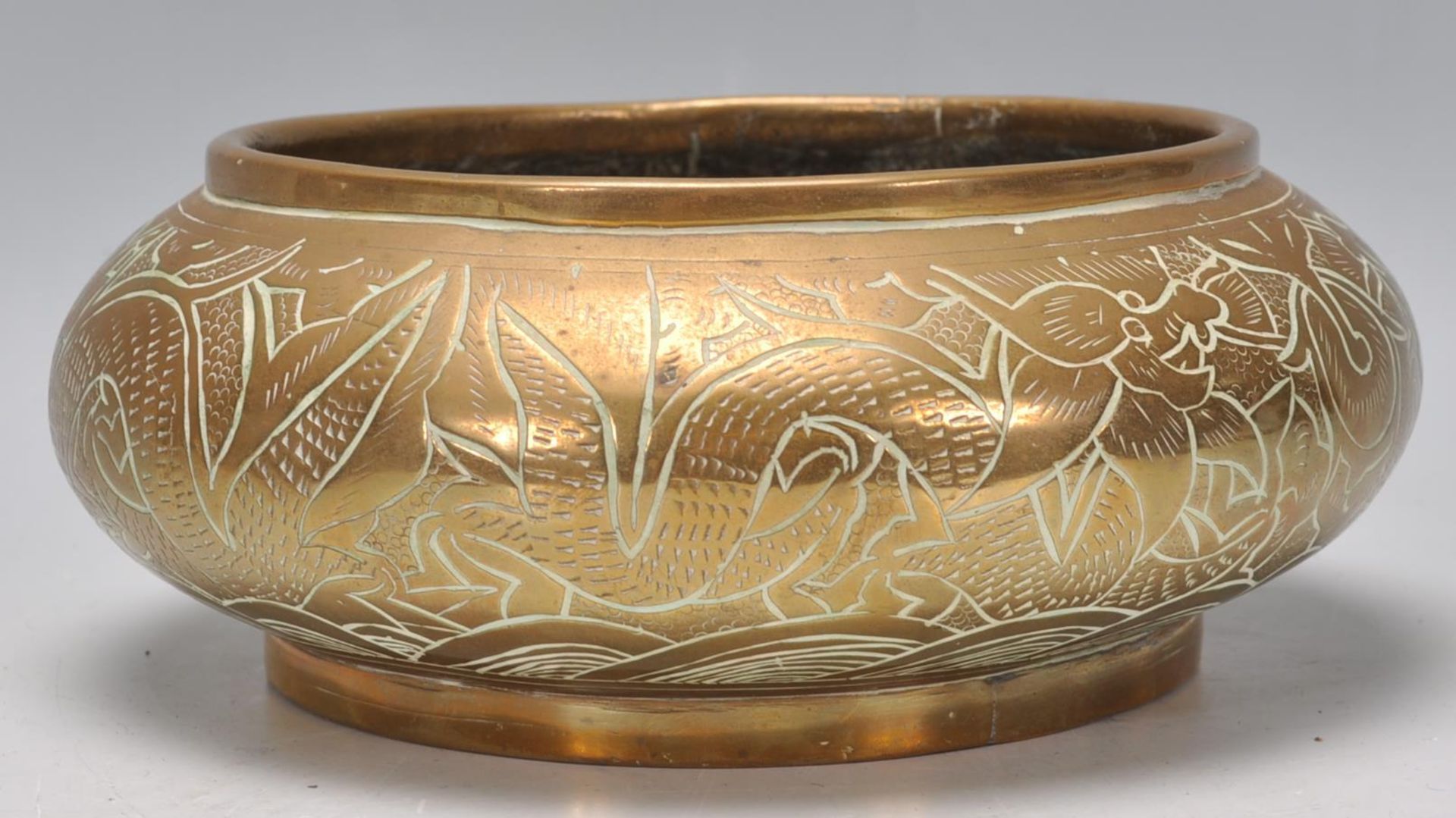 An early 20th Century bronze bowl of squat form engraved with dragons and floral decoration. - Bild 4 aus 8