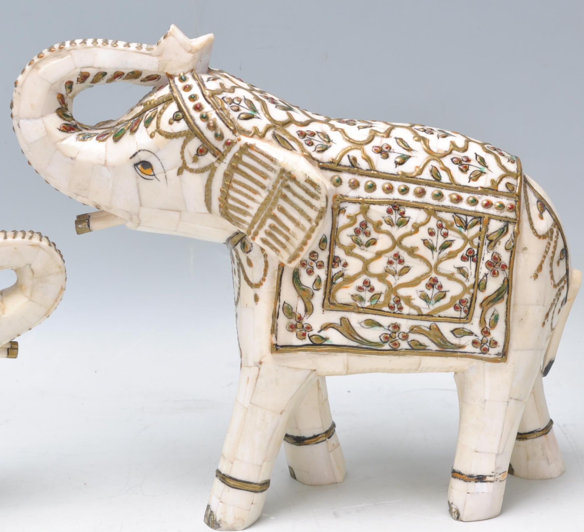 A group of three vintage 20th Century bone Indian elephants having a hand painted and gilt - Bild 2 aus 5