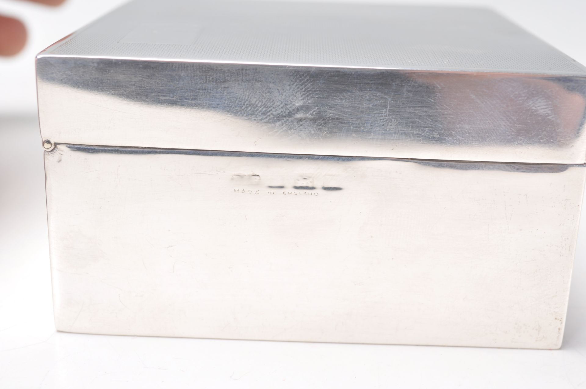 A silver hallmarked cigarette box of square form having an engine turned lid and unengraved - Image 6 of 8