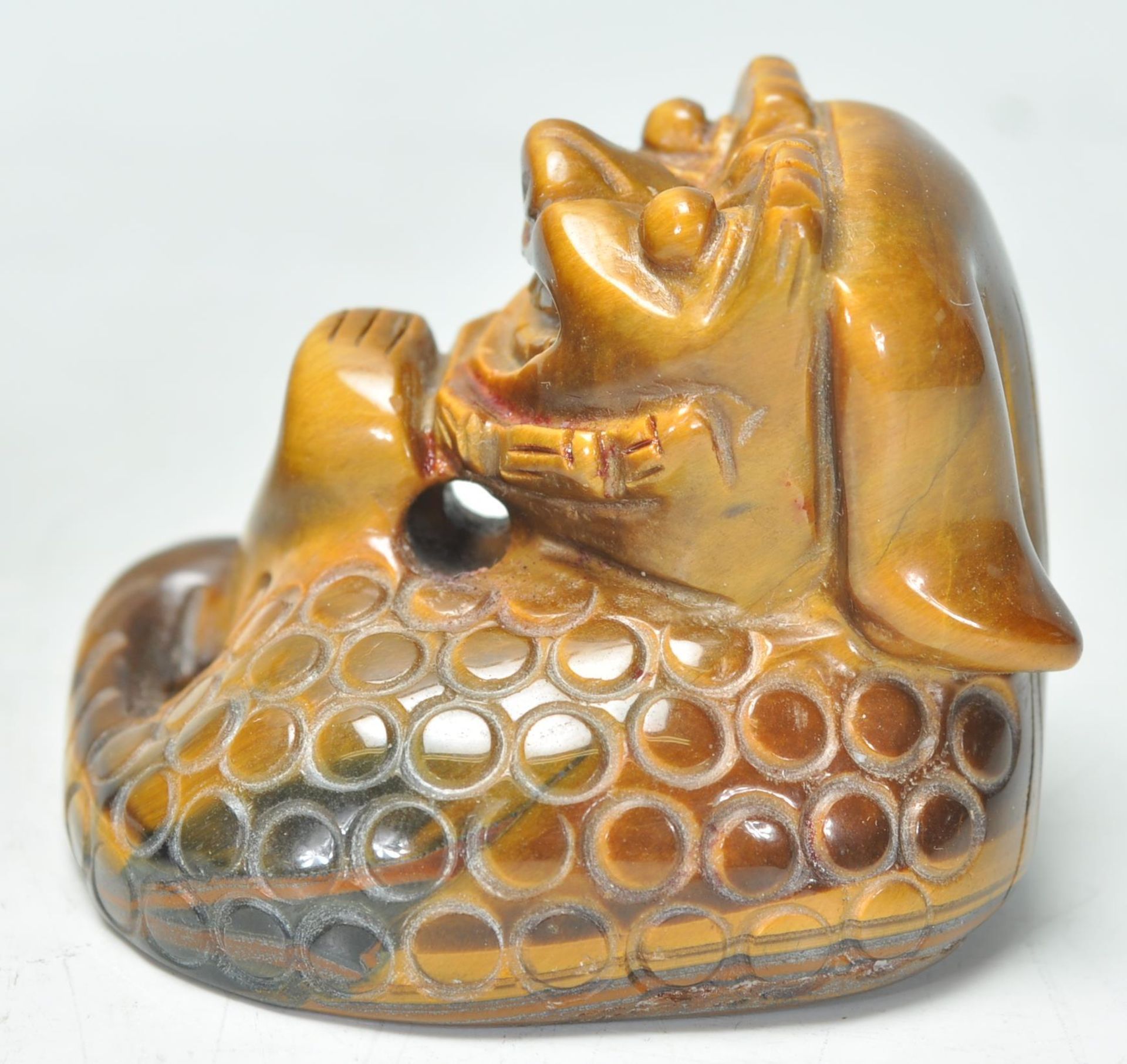 A good early 20th Century Chinese tigers eyes carved figure of a fu dog. Measures 5 cm tall by 5 - Bild 4 aus 7