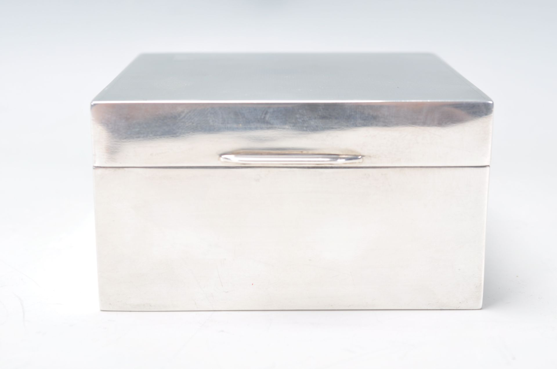 A silver hallmarked cigarette box of square form having an engine turned lid and unengraved - Image 2 of 8