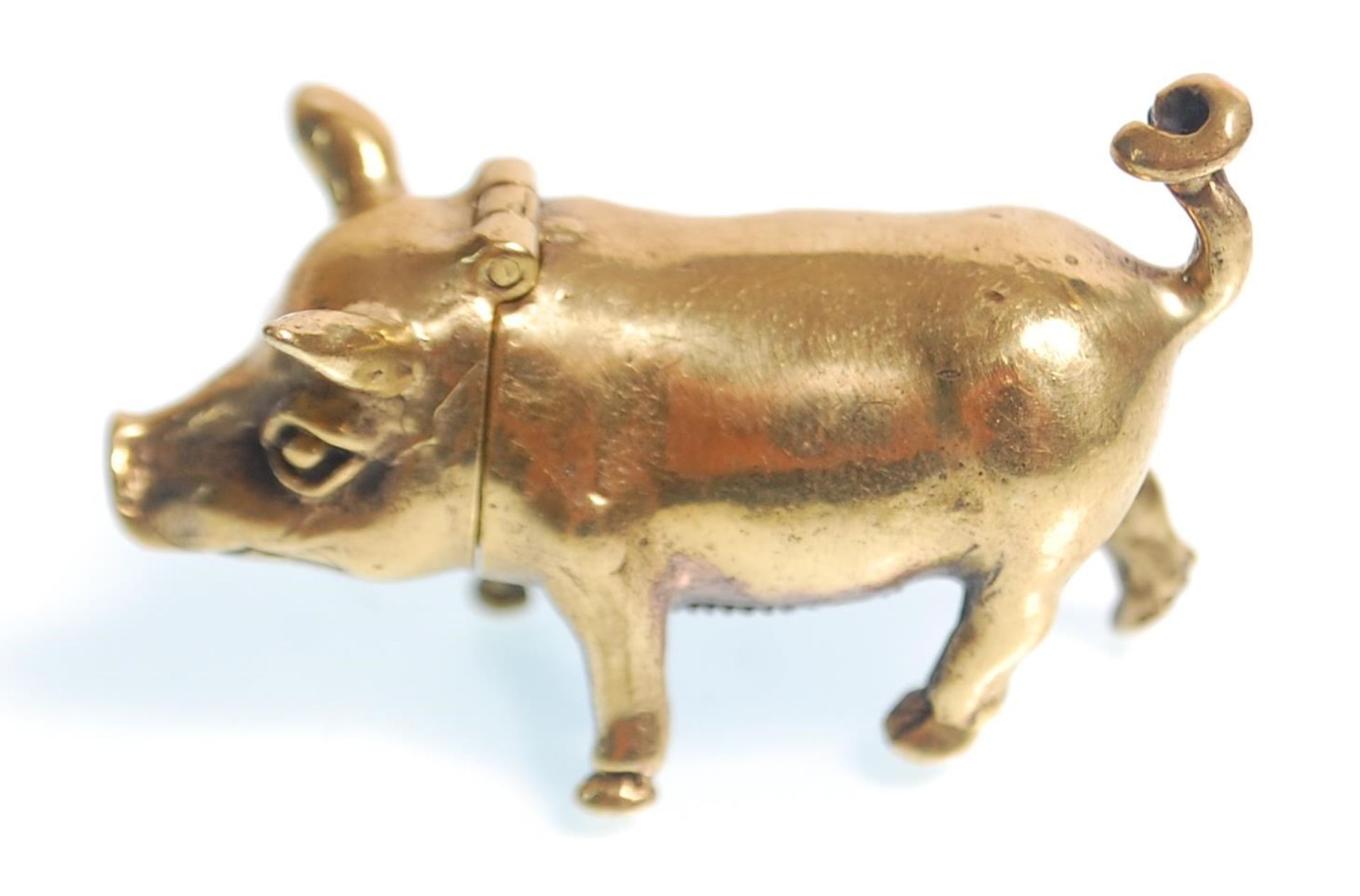 A brass vesta in the form of a pig being hinged at the neck having a match striker to the belly. - Bild 2 aus 7