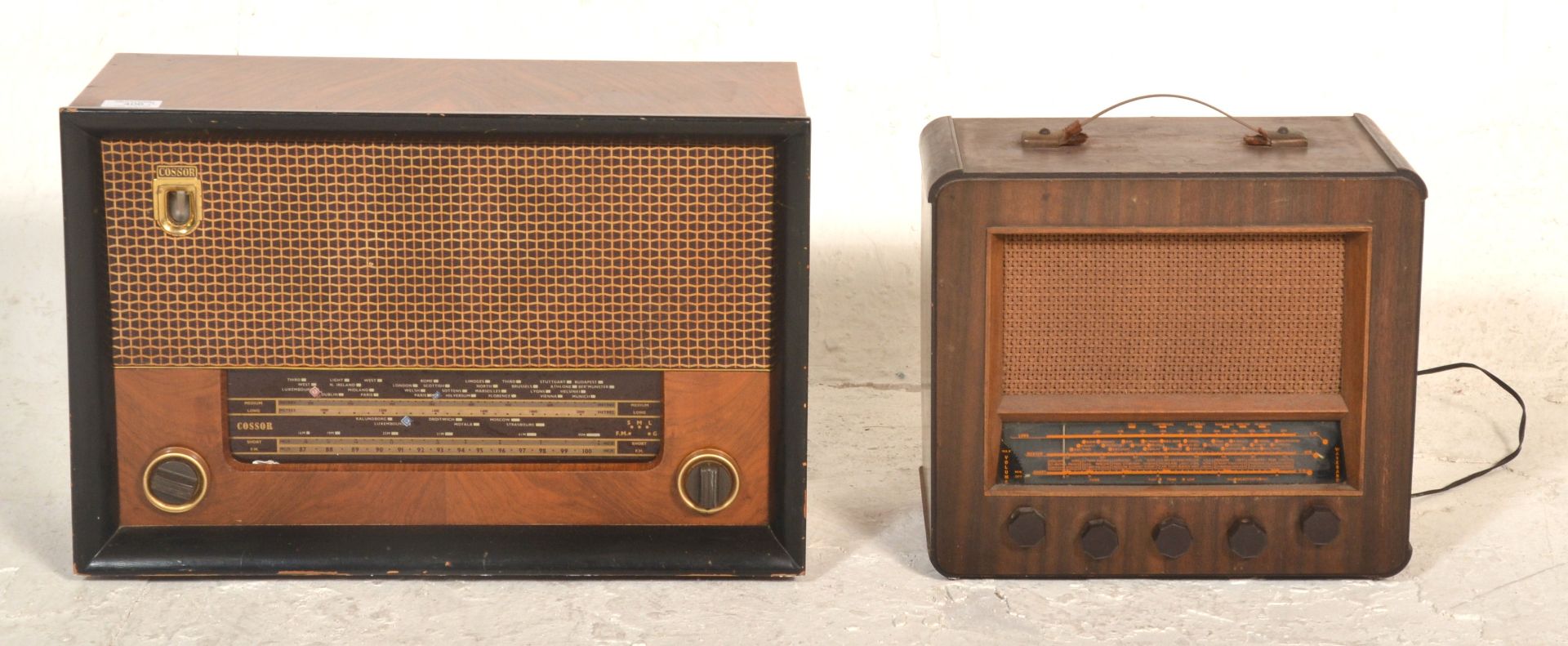 A vintage retro radio to include a Cossor radio being wooden cased with two tuning dials and gilt - Bild 2 aus 5