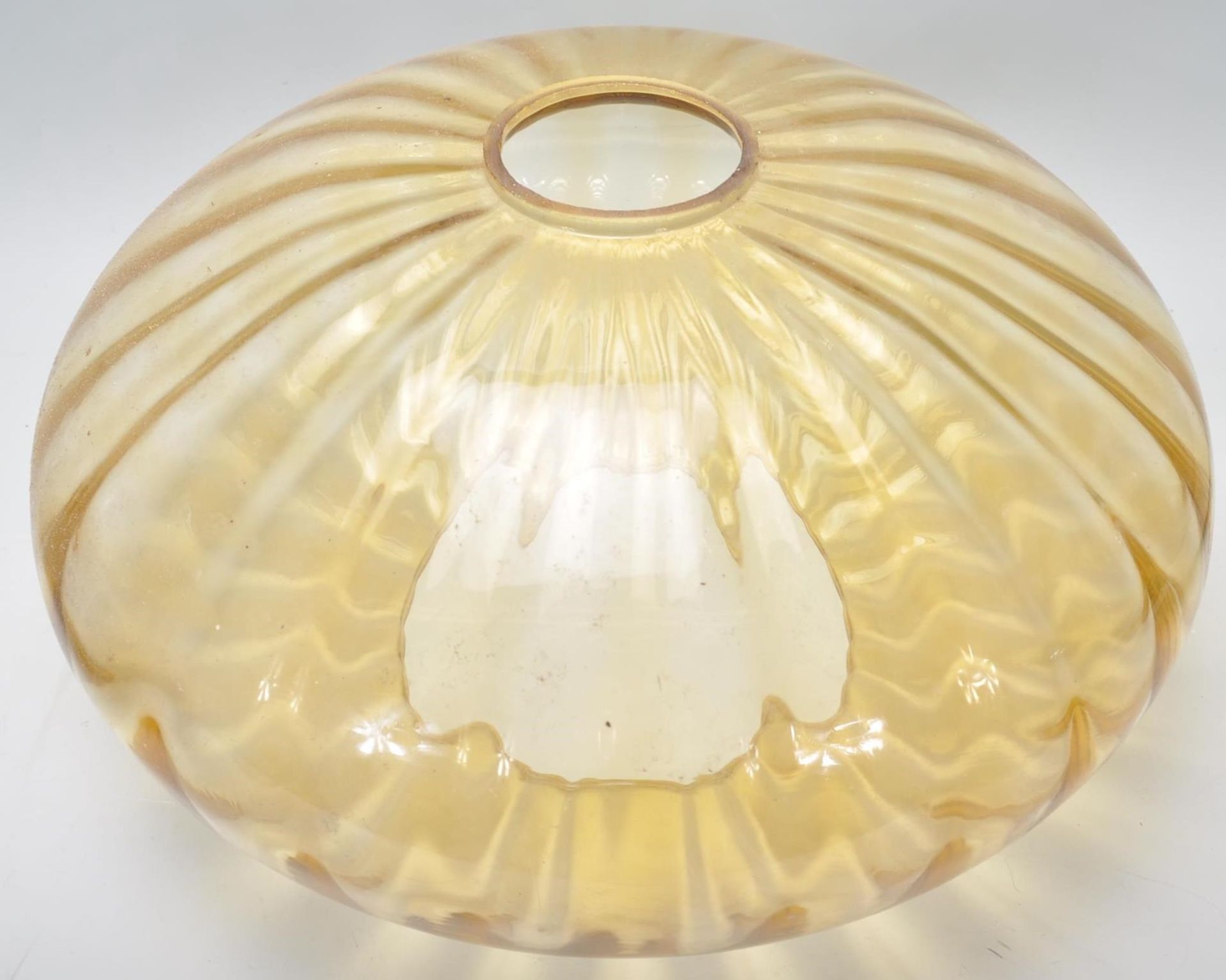 A good mix of vintage retro 20th Century glass light fitting of varying forms, styles and colours to - Bild 6 aus 10