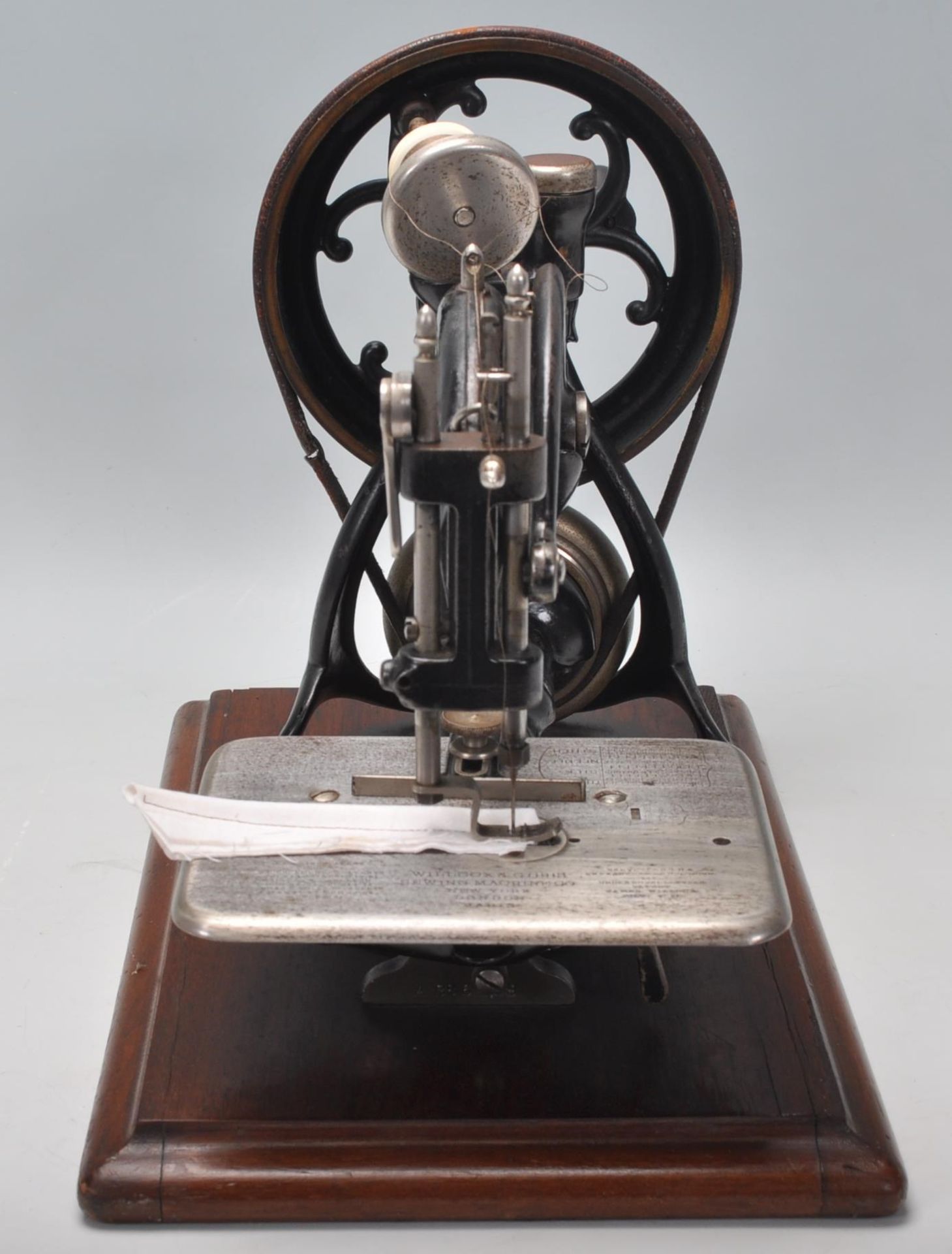 A good pine cased late 19th / early 20th Century Willcox & Gibbs sewing machine finished in black - Bild 2 aus 8
