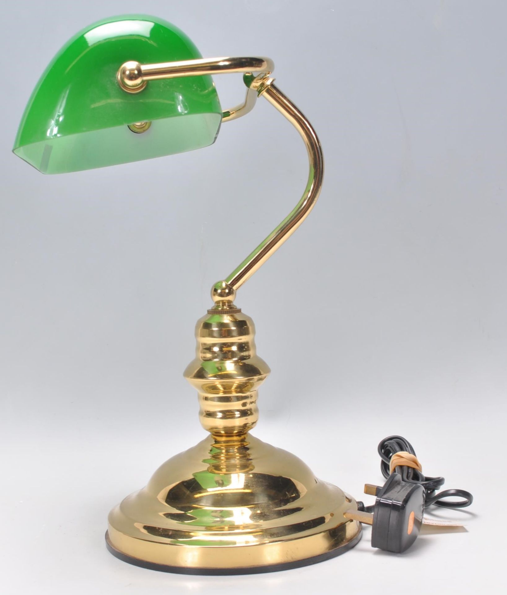 A vintage style bankers desk lamp having an adjustable brass support raised on a stepped brass base. - Bild 4 aus 5