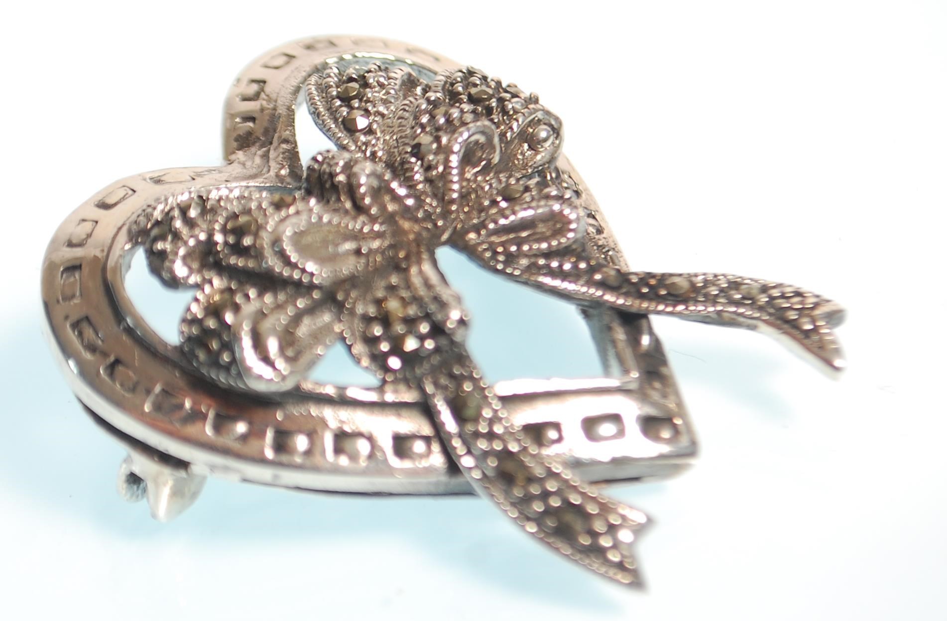 A stamped 925 silver heart brooch with bow decoration to the centre set with marcasites. Measures - Image 2 of 6