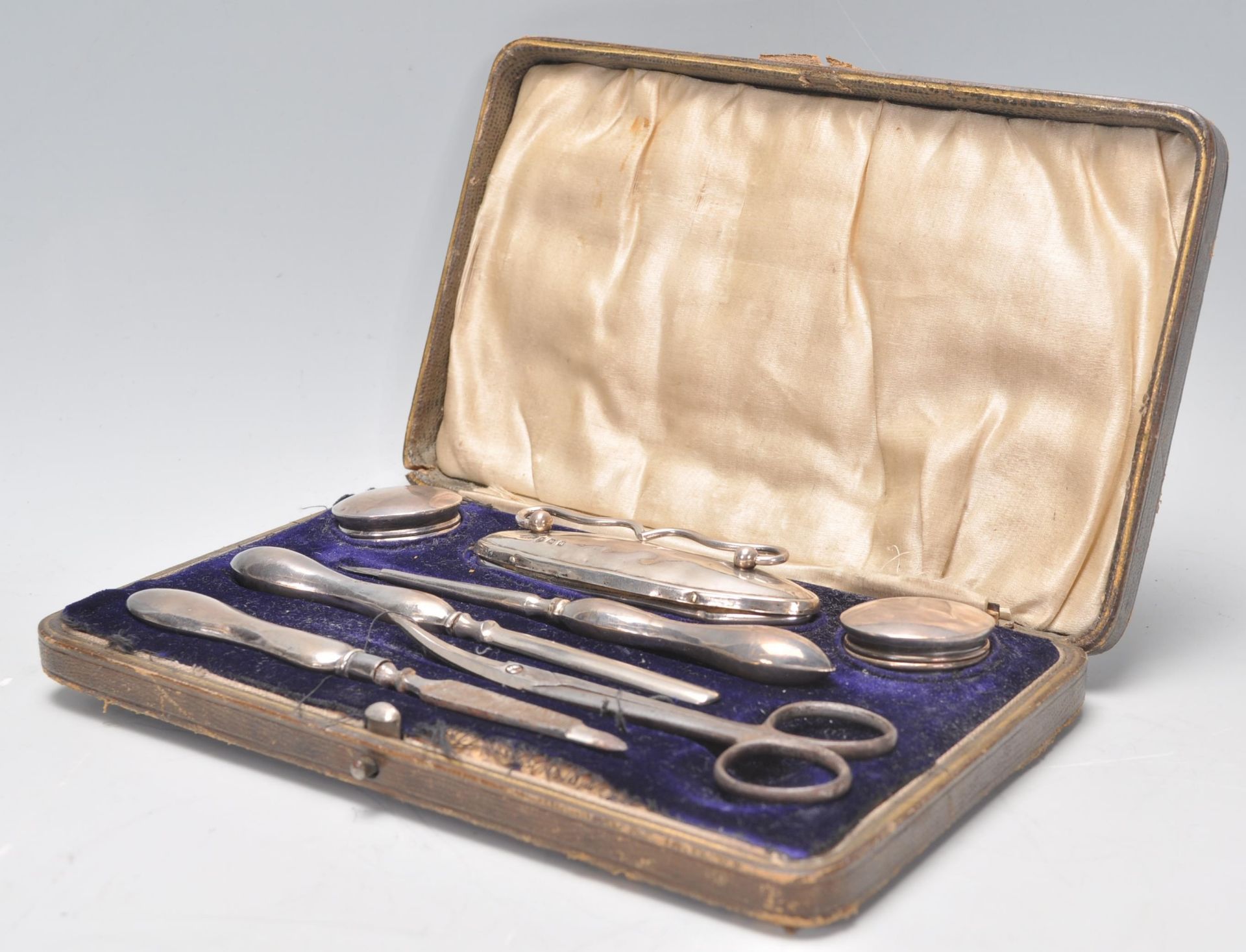A good early 20th Century silver hallmarked ladies vanity set within original fitted leather case. - Image 6 of 6