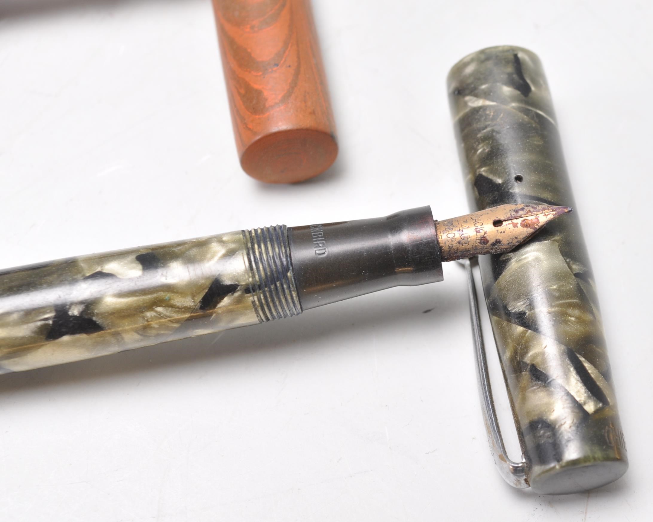 A good mixed group of four vintage 20th Century fountain pens with each pen having a 14ct gold - Image 3 of 9