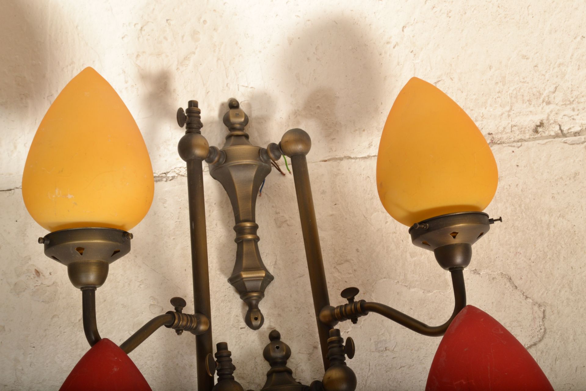A collection of 20th century antique style lamps having bright and colourful teardrop shades. The - Bild 7 aus 9