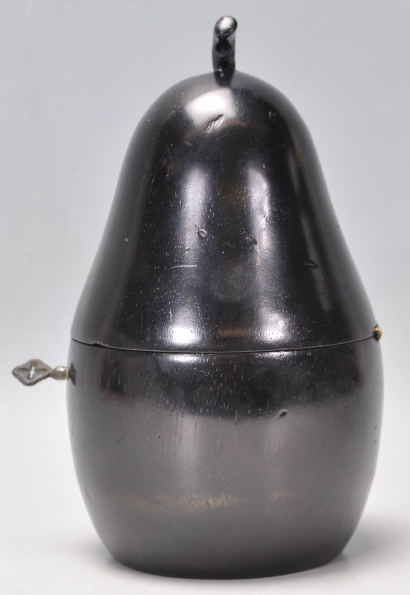 An antique style tea caddy in the form of a pear carved from ebonised wood having a shield scutcheon - Bild 4 aus 5