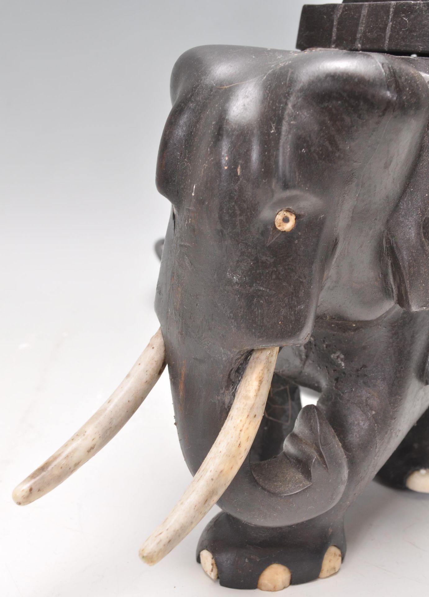 A pair of vintage 20th Century ebonised carved elephant table lamps with bone tusks and feet. - Bild 7 aus 7