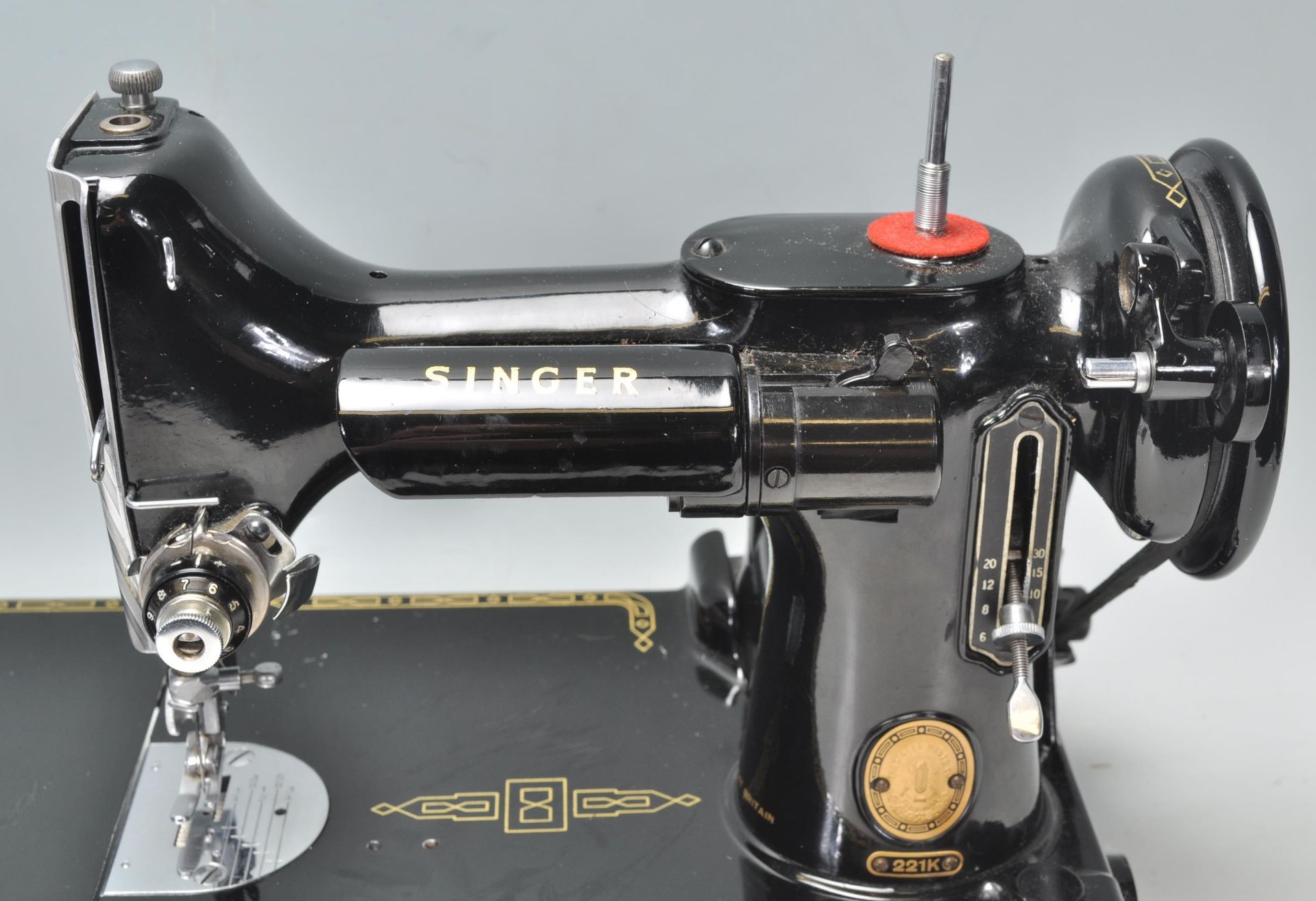 A vintage 20th Century Singer Featherweight convertible portable sewing machine model number 221k - Bild 2 aus 7