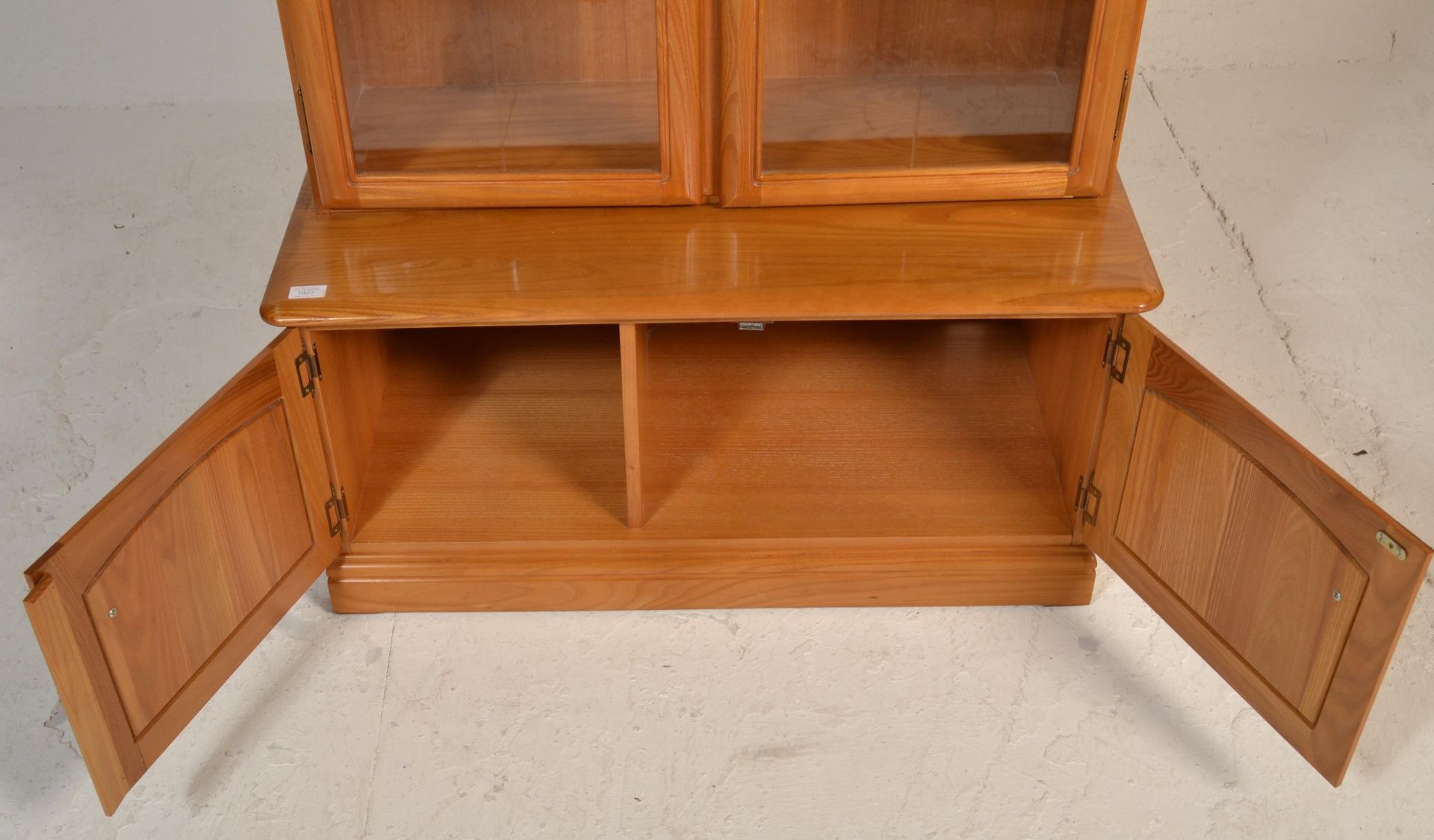 Ercol - A retro style beech and elm sideboard display cabinet comprising of a glazed twin door - Bild 4 aus 5