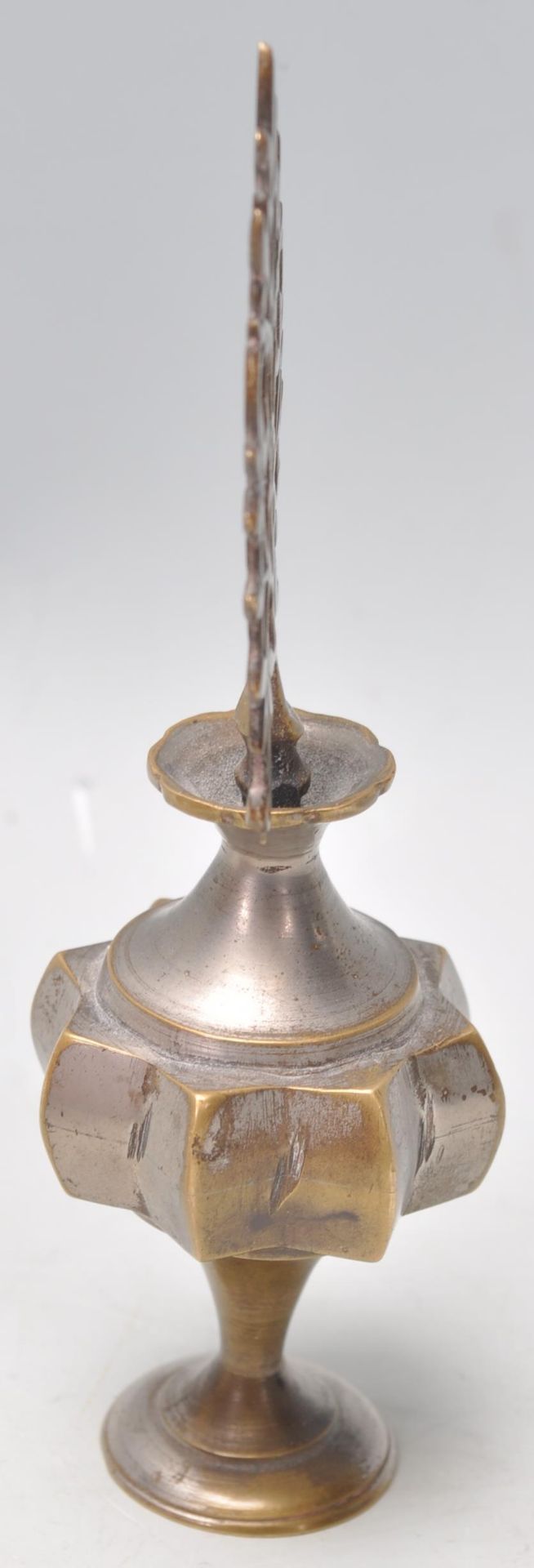 An early 20th Century Chinese brass scent bottle having a fret priced stopper and angular star body. - Bild 4 aus 4