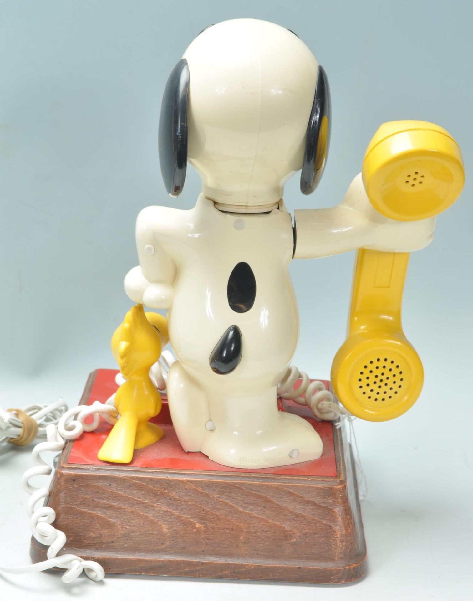 A vintage 1970's novelty Snoopy telephone having a wooden base with a number dial to the front - Bild 5 aus 6