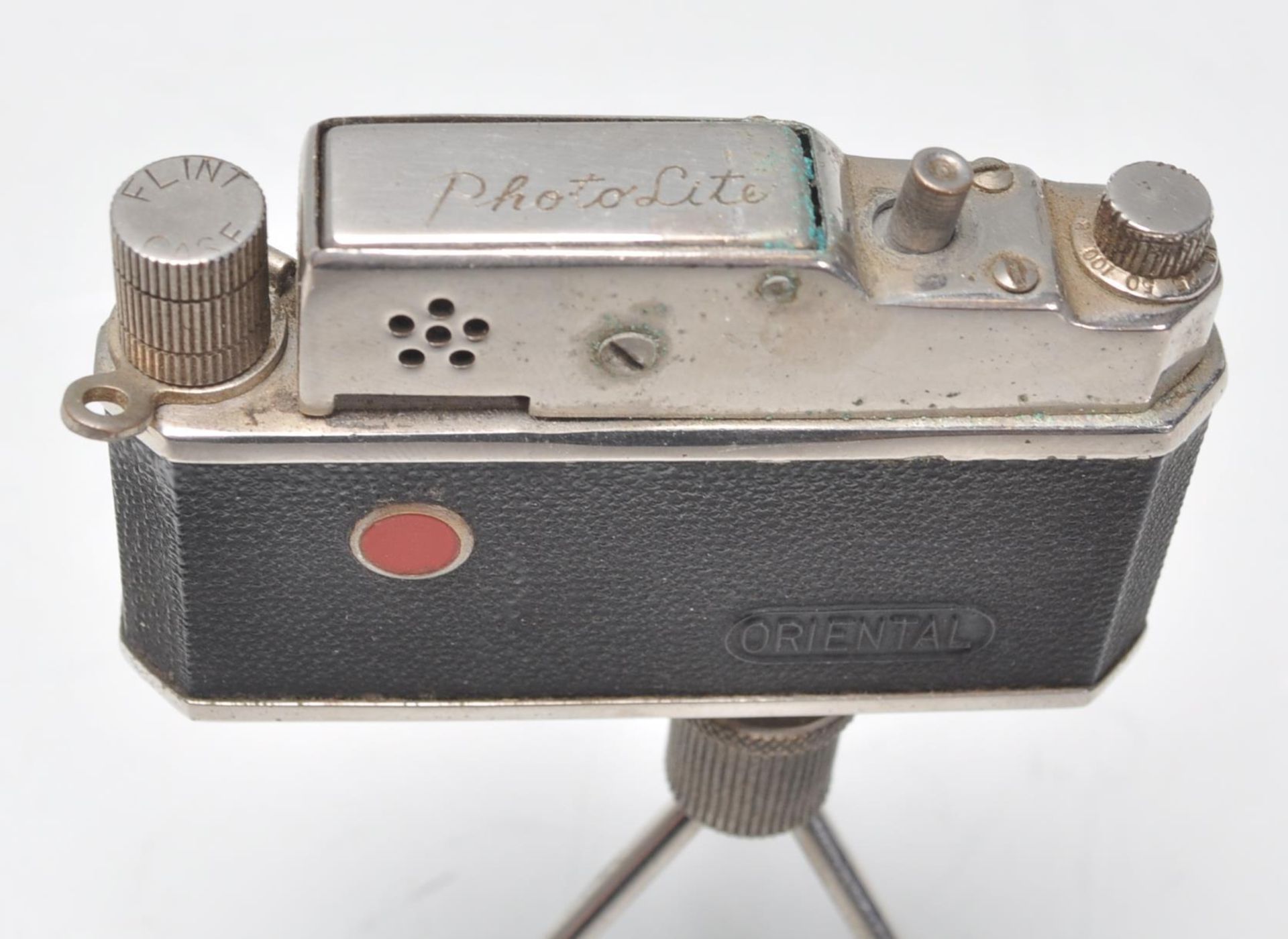 A vintage novelty Photolite Oriental cigarette lighter in the form of a miniature camera complete - Bild 5 aus 6