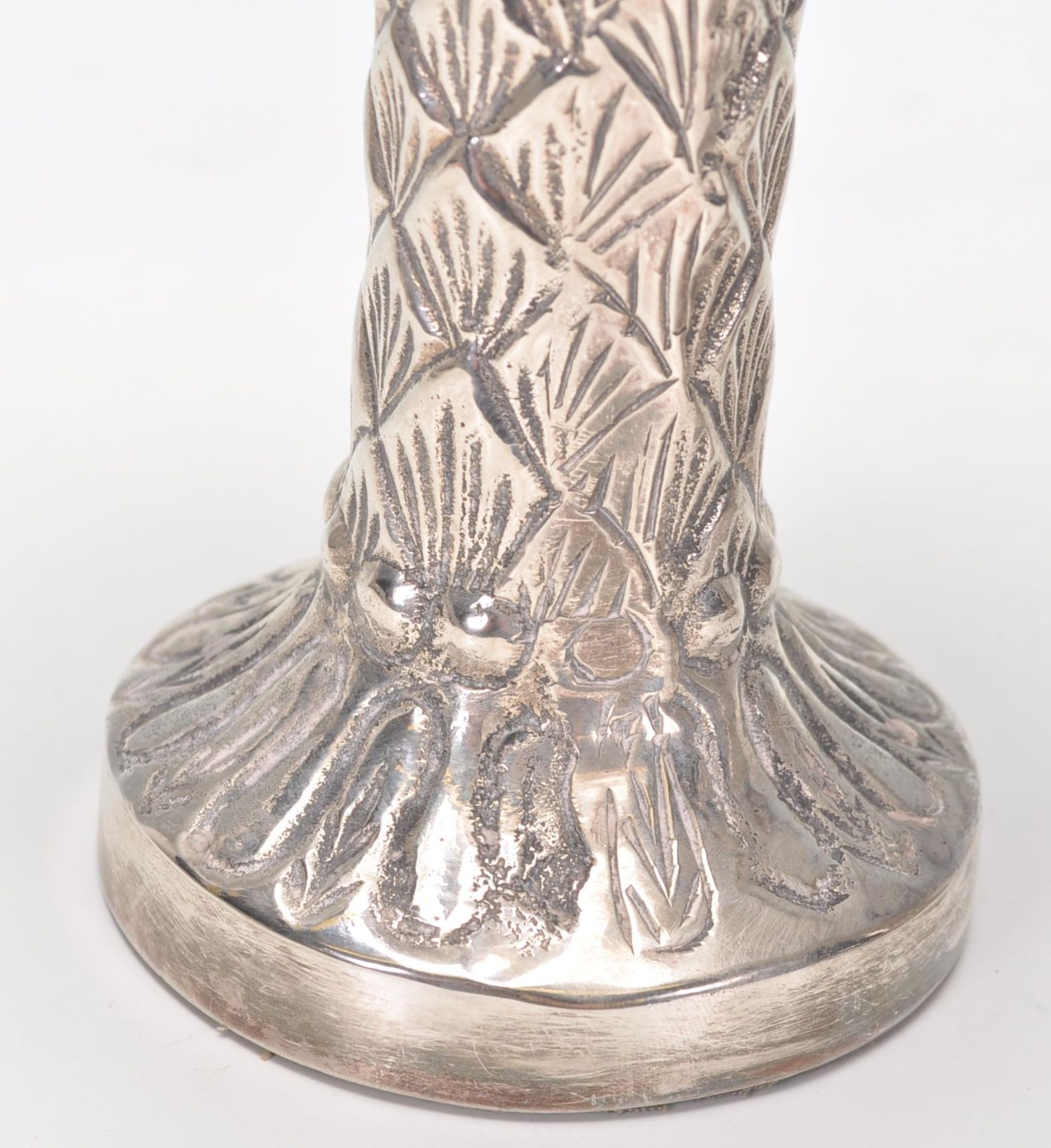 A pair of silver plated candlesticks in the from of palm trees raised on round bases with textured - Bild 4 aus 5