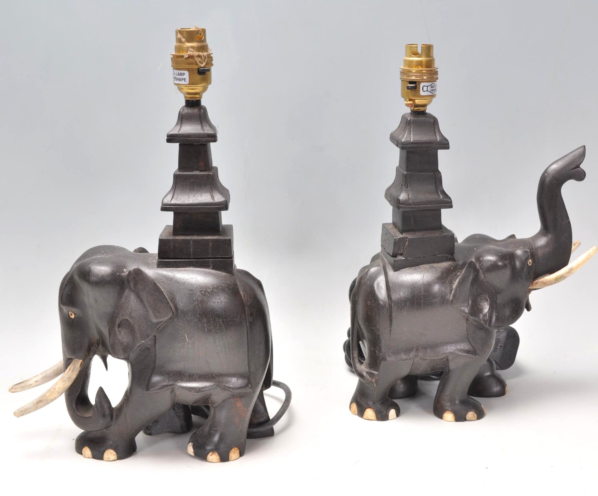 A pair of vintage 20th Century ebonised carved elephant table lamps with bone tusks and feet. - Bild 4 aus 7