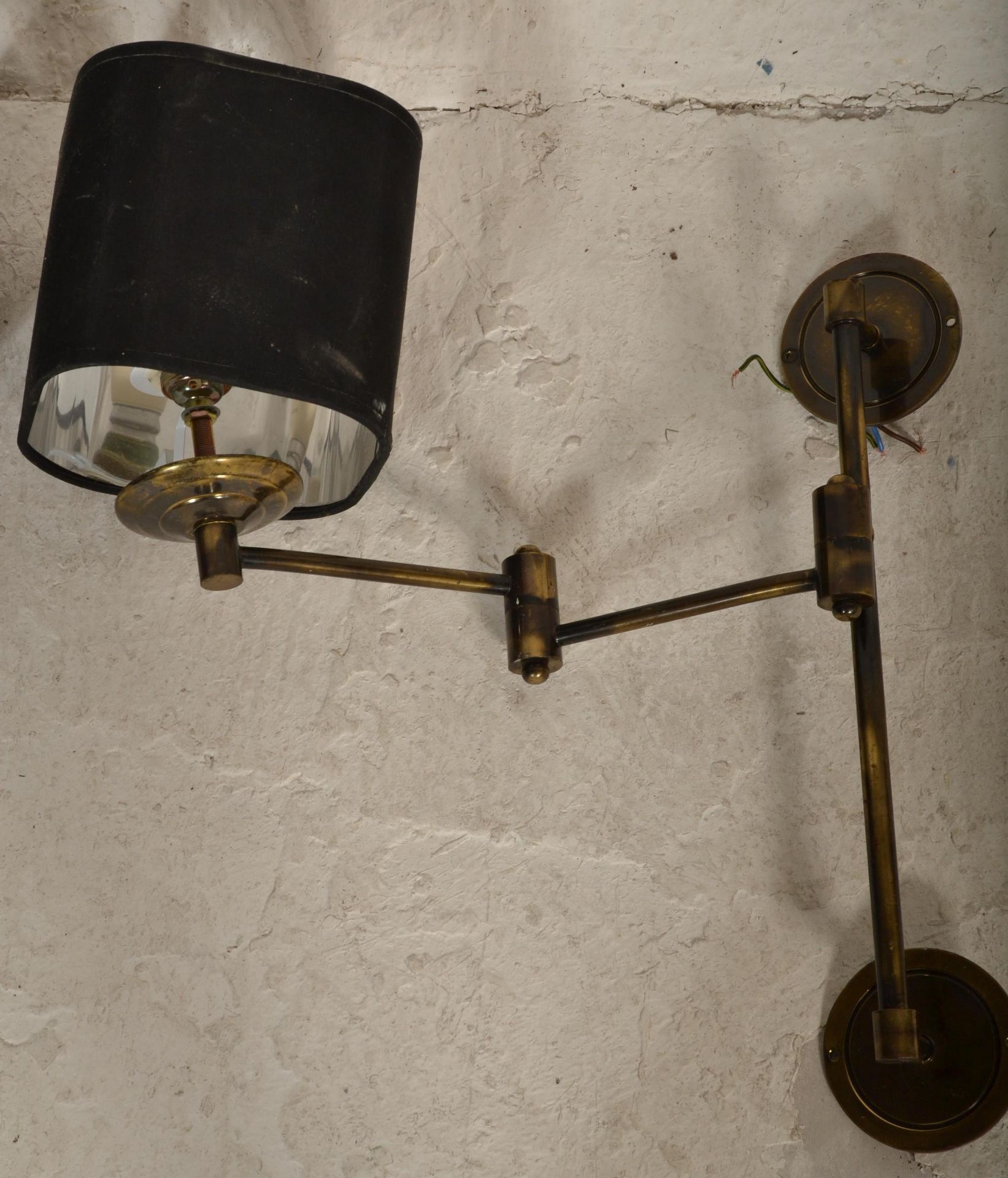 A pair of retro 20th century brass adjustable wall lights. Each with roundel metal wall mounts, - Bild 3 aus 4