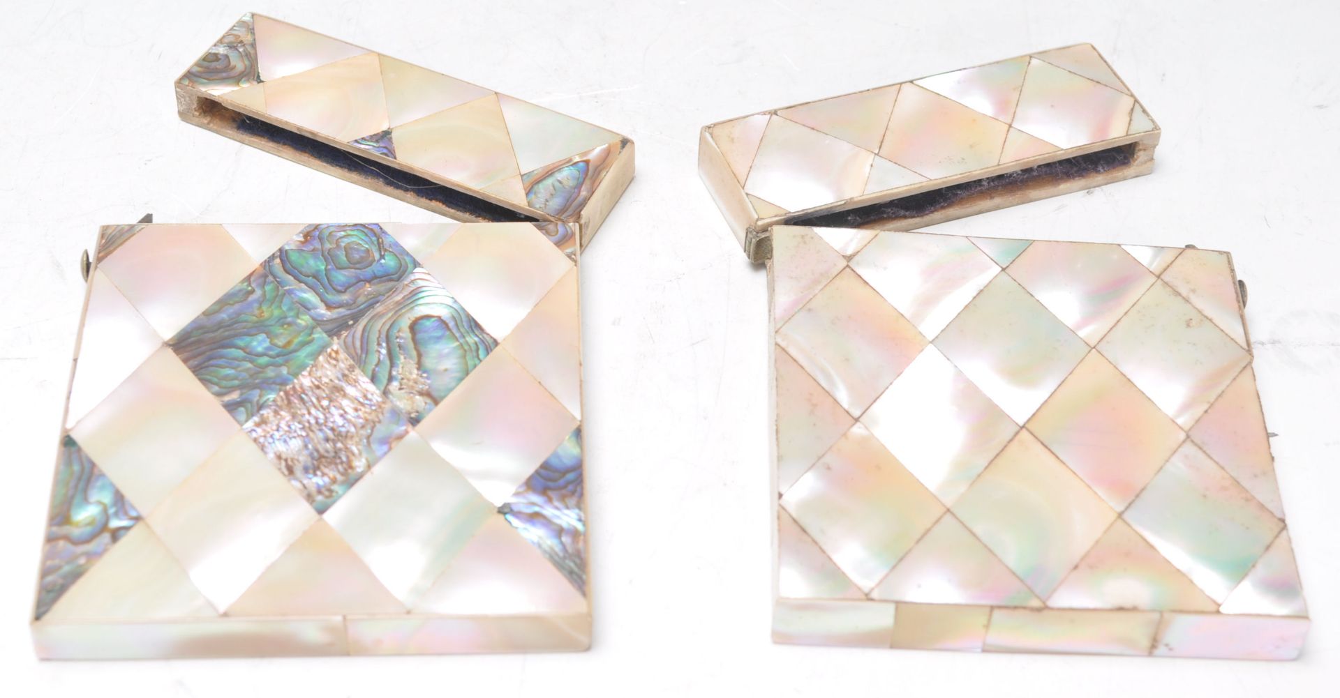 Two 19th Century mother of pearl card cases of rectangular form with both having push button catches - Bild 3 aus 4