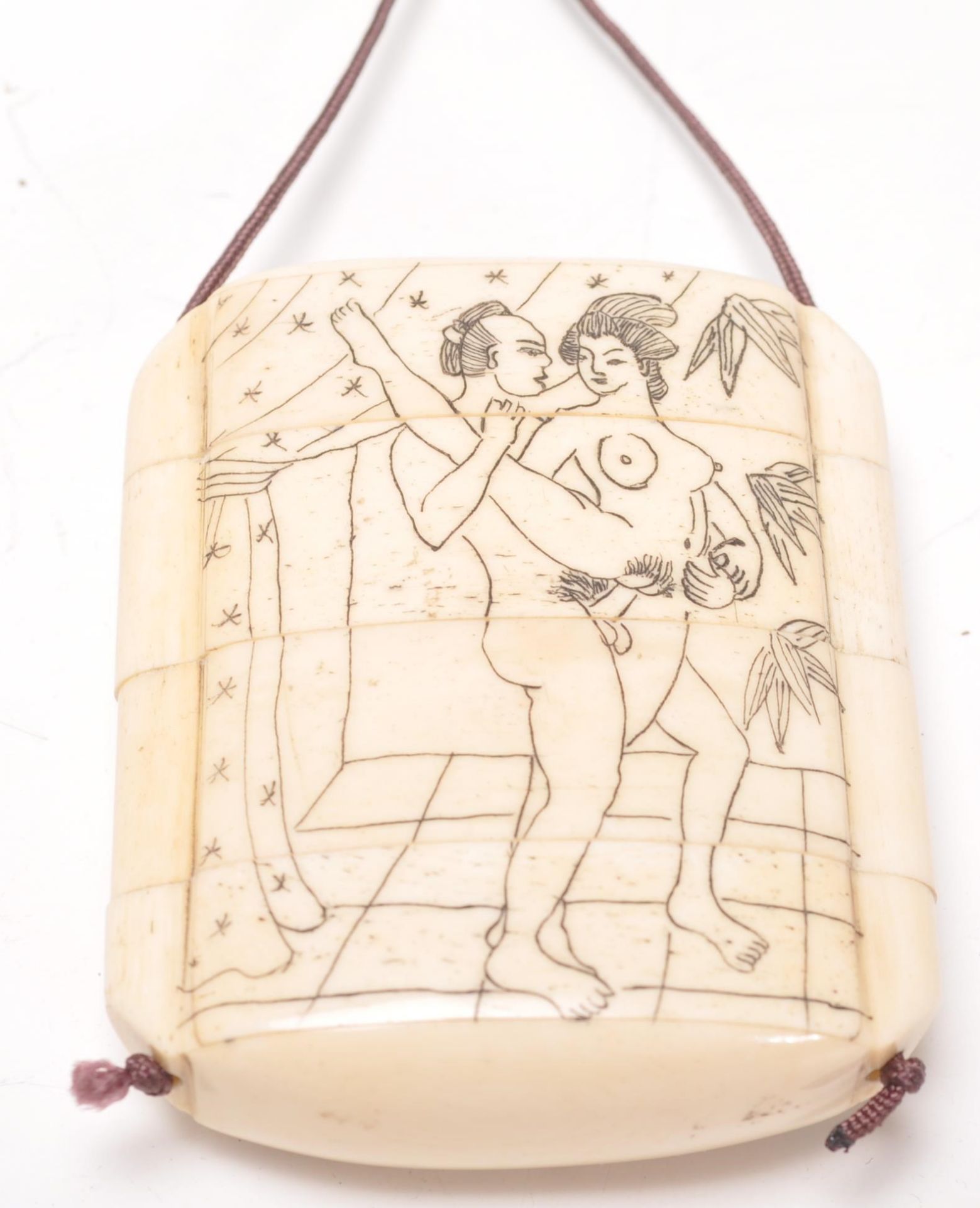 A vintage early 20th Century bone stacking toggle having an finley etched erotic scene to the - Bild 2 aus 7