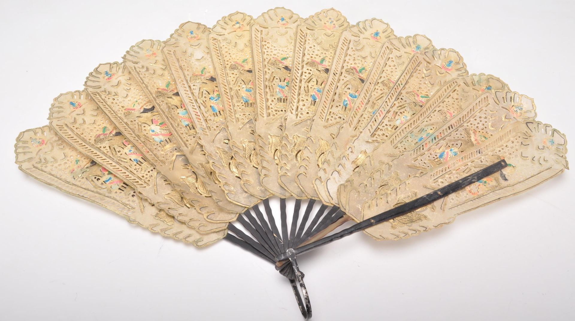 An early 20th century hand fan having ebonised ribs with paper leaves having pierced decoration - Bild 3 aus 4