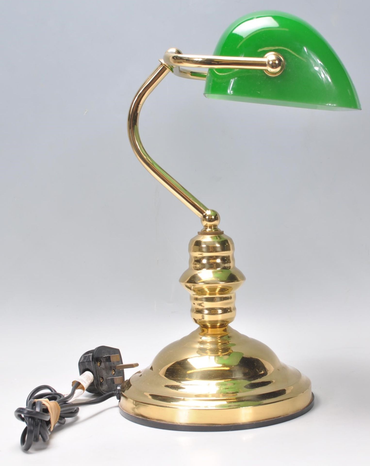 A vintage style bankers desk lamp having an adjustable brass support raised on a stepped brass base. - Bild 2 aus 5