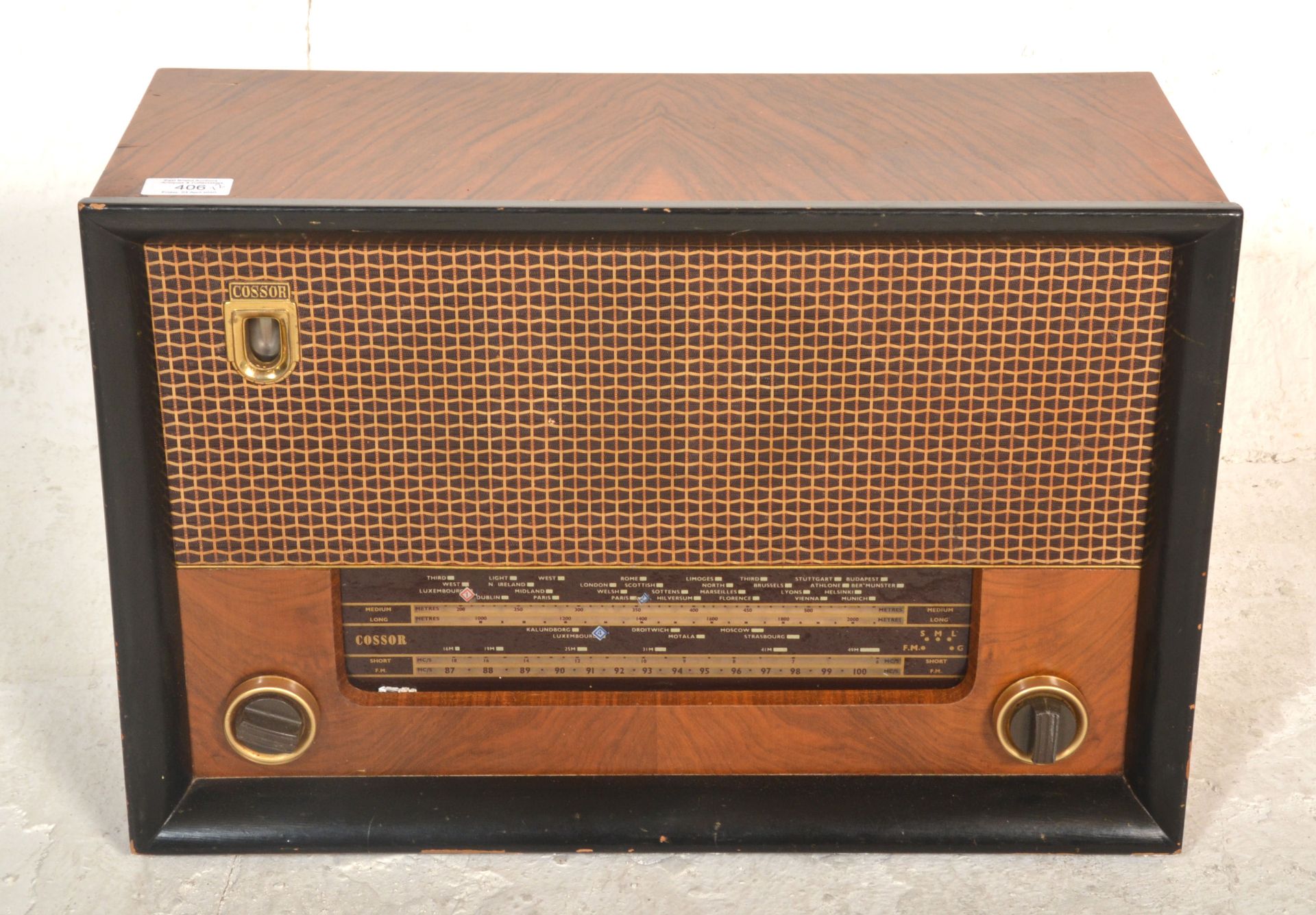 A vintage retro radio to include a Cossor radio being wooden cased with two tuning dials and gilt - Bild 3 aus 5