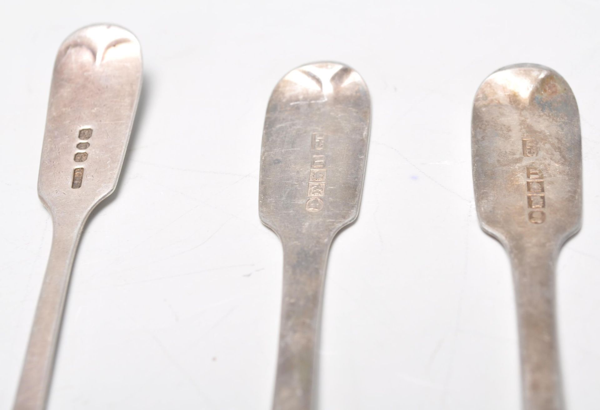 A mixed group of thirteen 19th Century Georgian and Victorian hallmarked silver spoons of similar - Image 7 of 7
