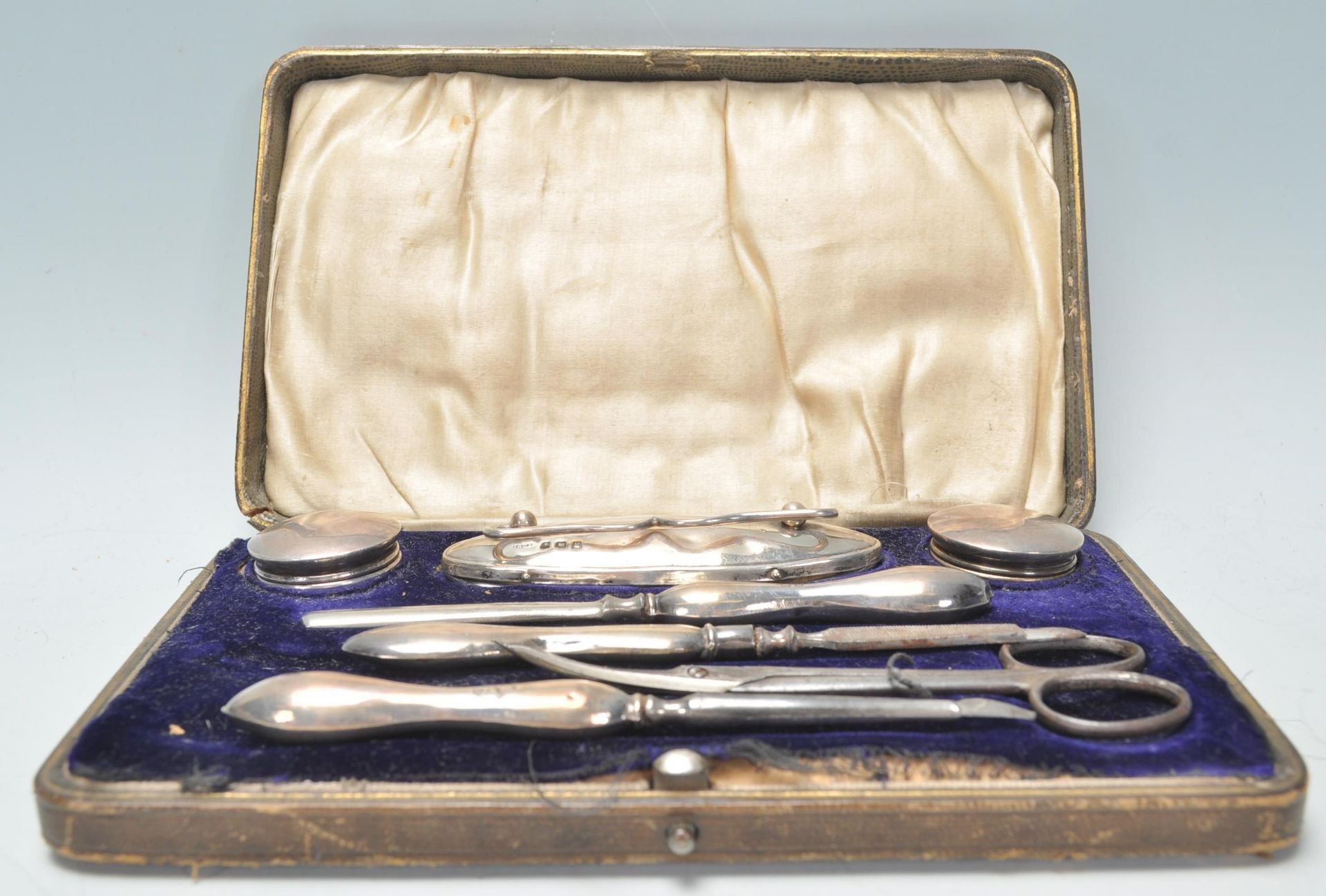 A good early 20th Century silver hallmarked ladies vanity set within original fitted leather case. - Image 2 of 6