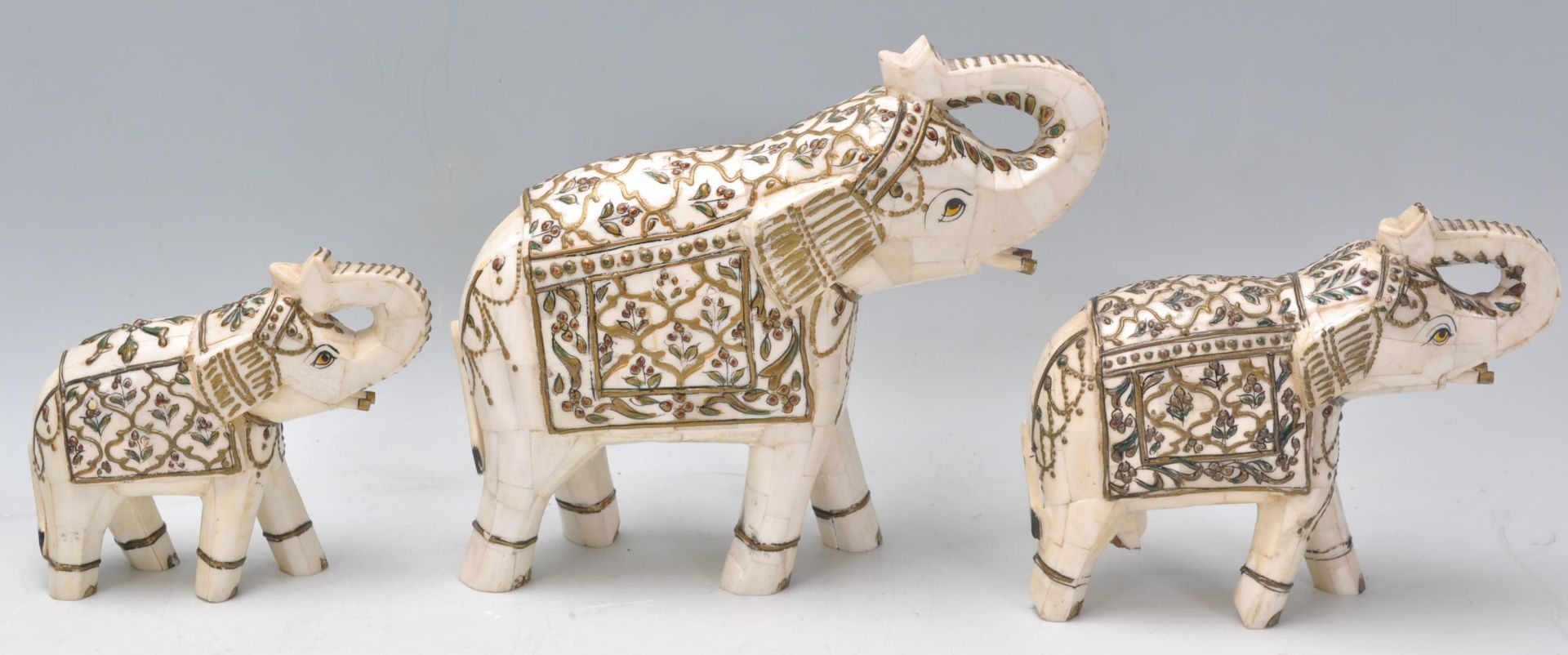 A group of three vintage 20th Century bone Indian elephants having a hand painted and gilt - Bild 5 aus 5