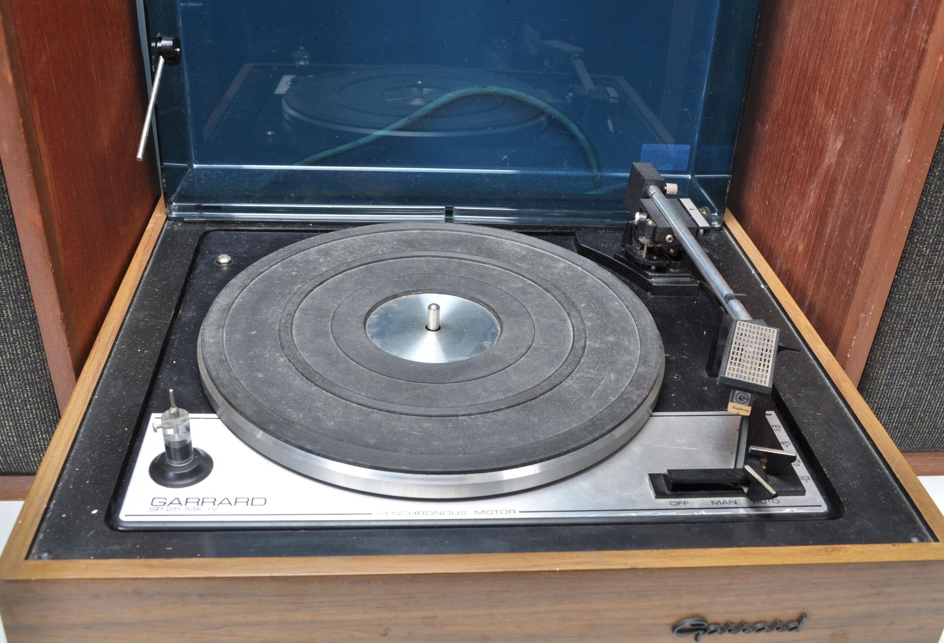 Hi-Fi - A teak cased retro Garrard SP 25 MK IV record deck turntable having a smokey perspex - Bild 3 aus 6