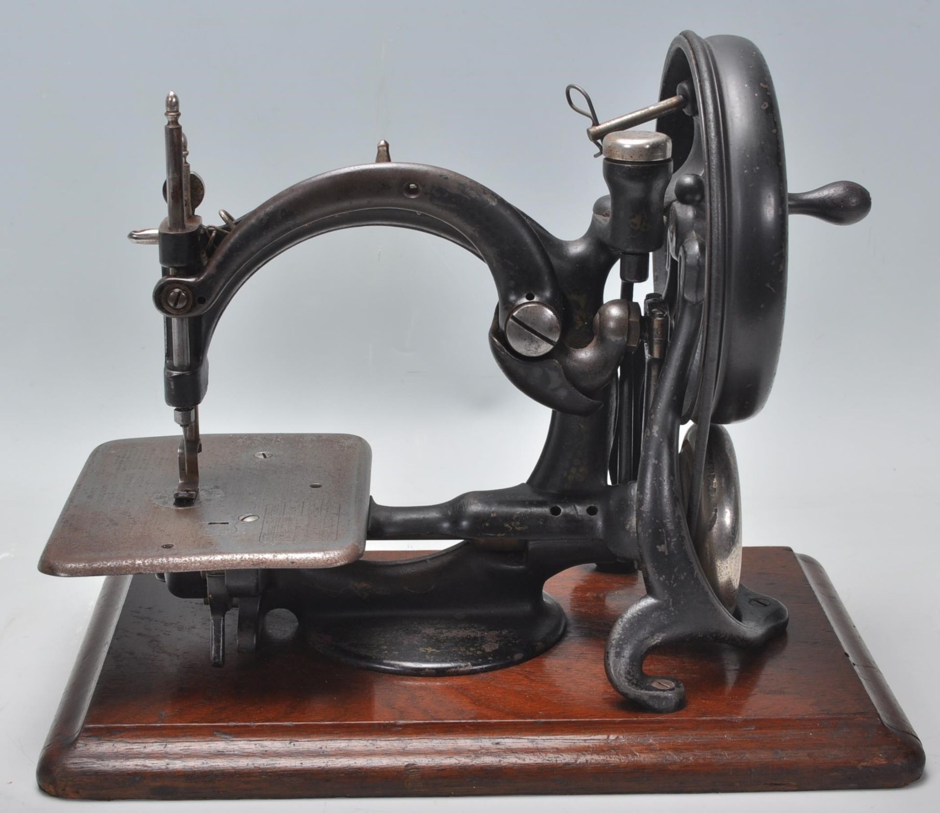A good late 19th / early 20th Century Willcox & Gibbs sewing machine finished in black with gilt - Bild 3 aus 8