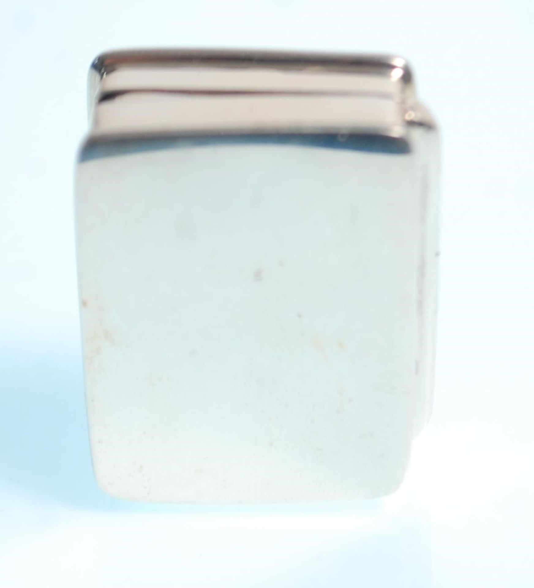 A stamped sterling silver pill box of square form having an enamelled lid with a kitten and wool - Image 5 of 6