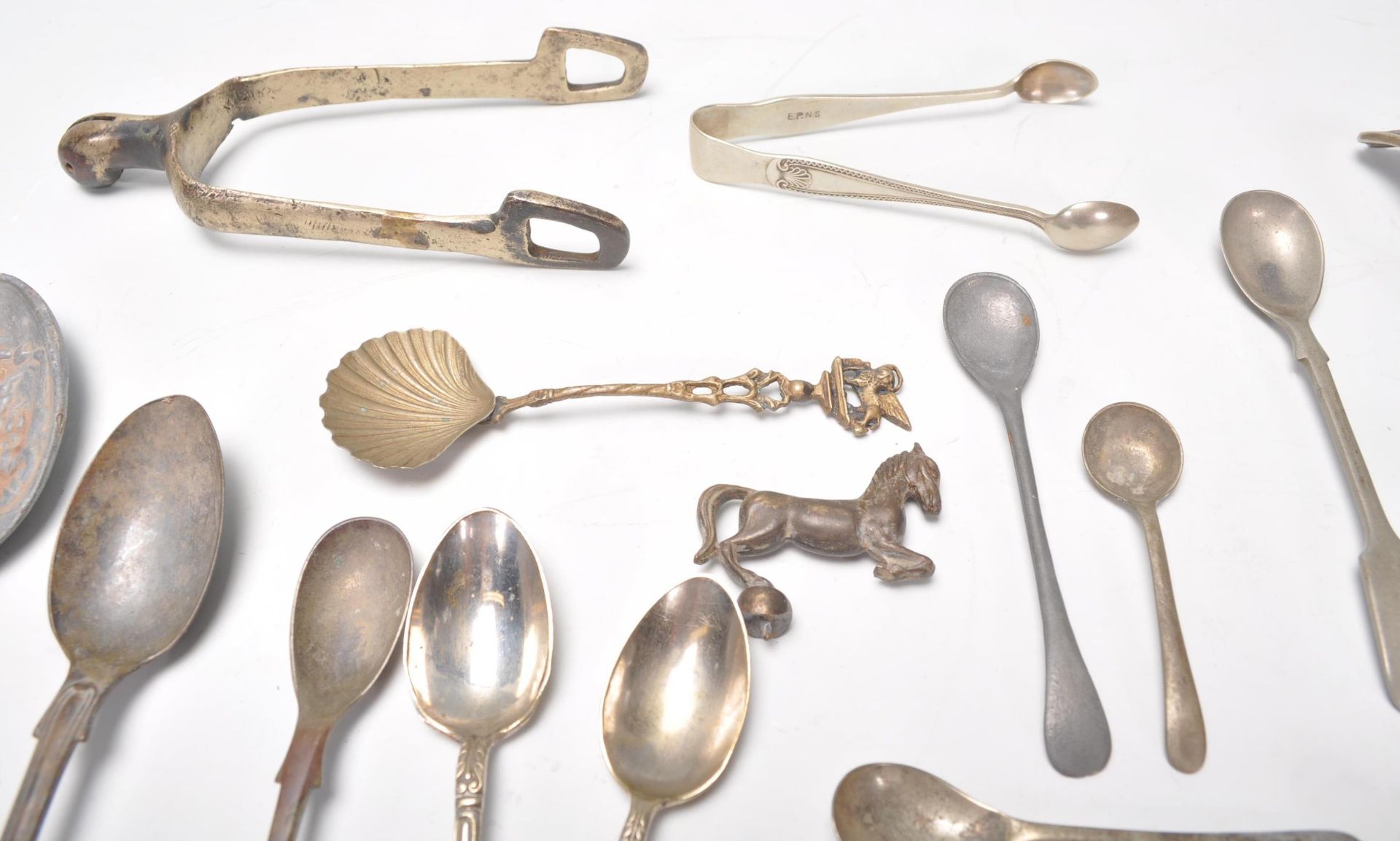 Metal Detectorist Finds. A collection of metal detector finds to include 19th century pewter spoons, - Bild 5 aus 10