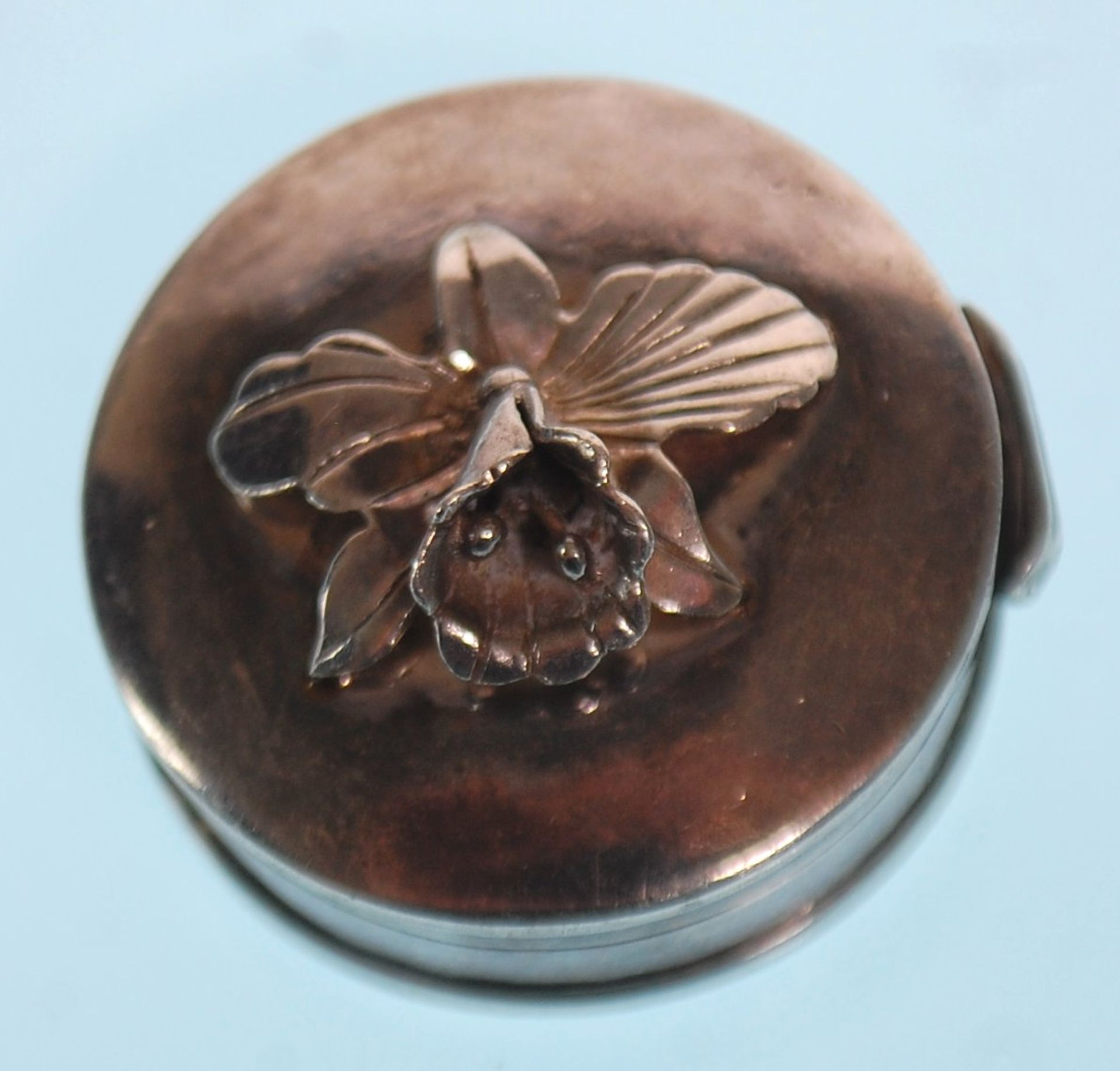 A silver hallmarked pill box embellished with a flower to the lid, of roundel form together with a - Image 3 of 4