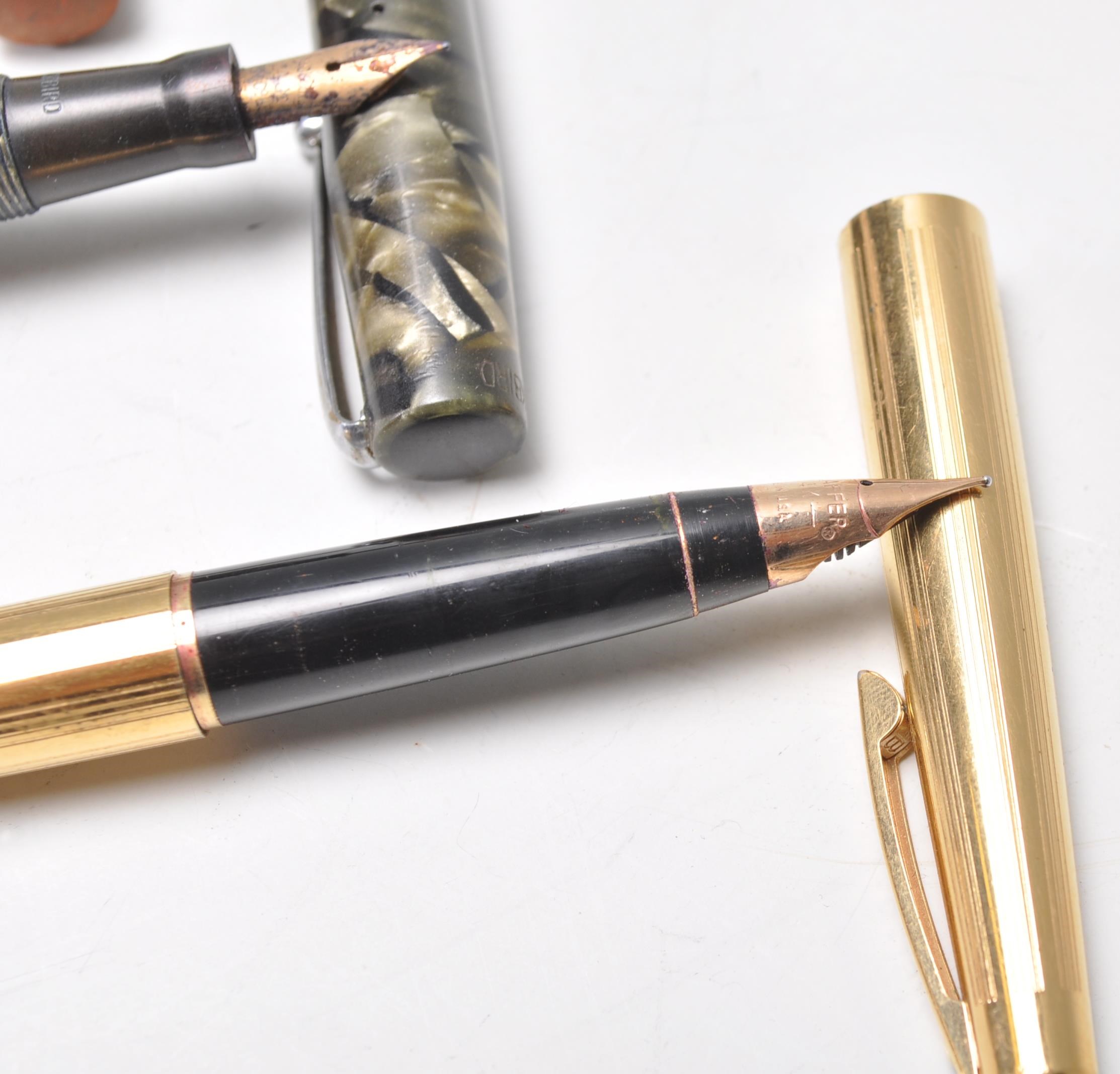 A good mixed group of four vintage 20th Century fountain pens with each pen having a 14ct gold - Image 2 of 9