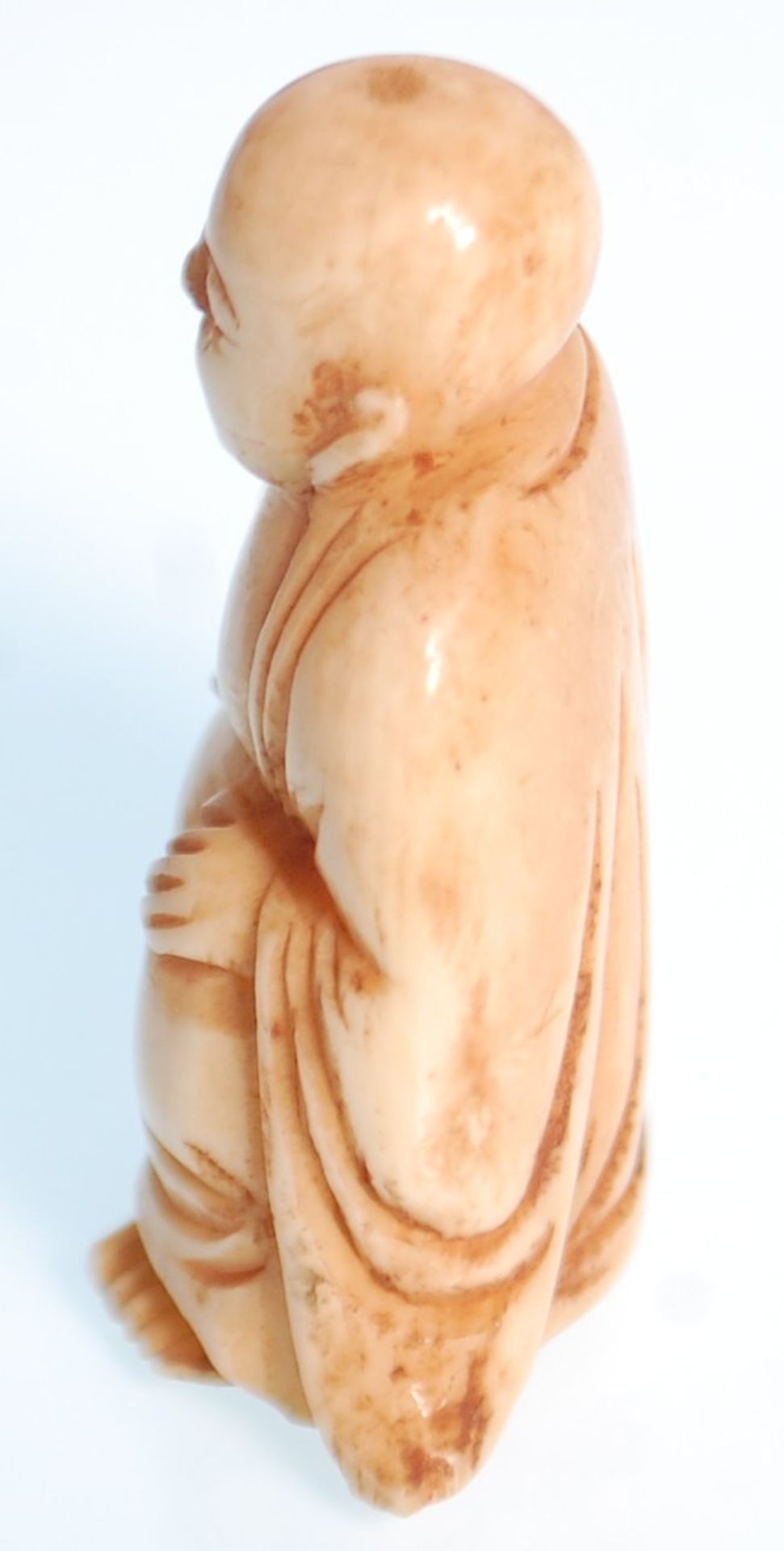 A late 19th Century Chinese carved ivory figure of the laughing Buddha in the seated lotus position. - Bild 2 aus 6
