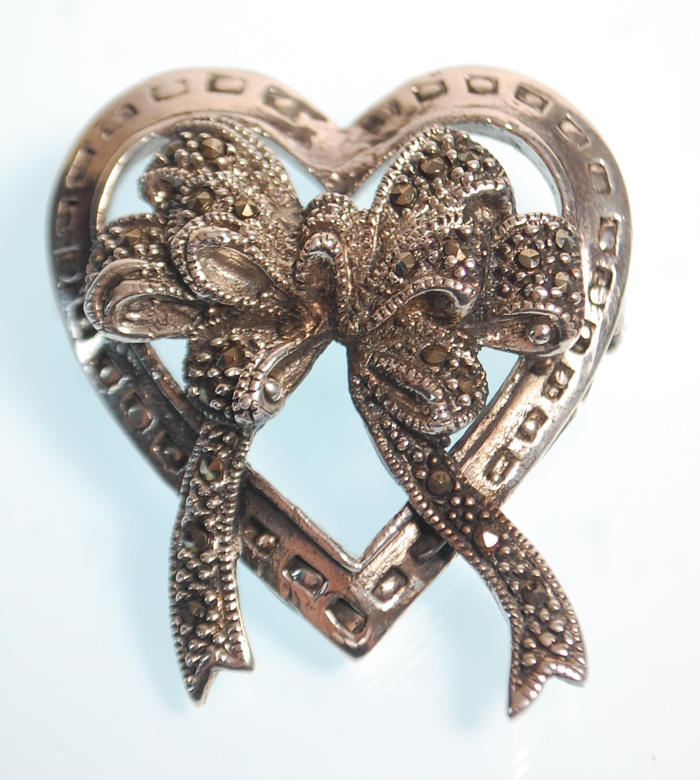 A stamped 925 silver heart brooch with bow decoration to the centre set with marcasites. Measures - Image 6 of 6