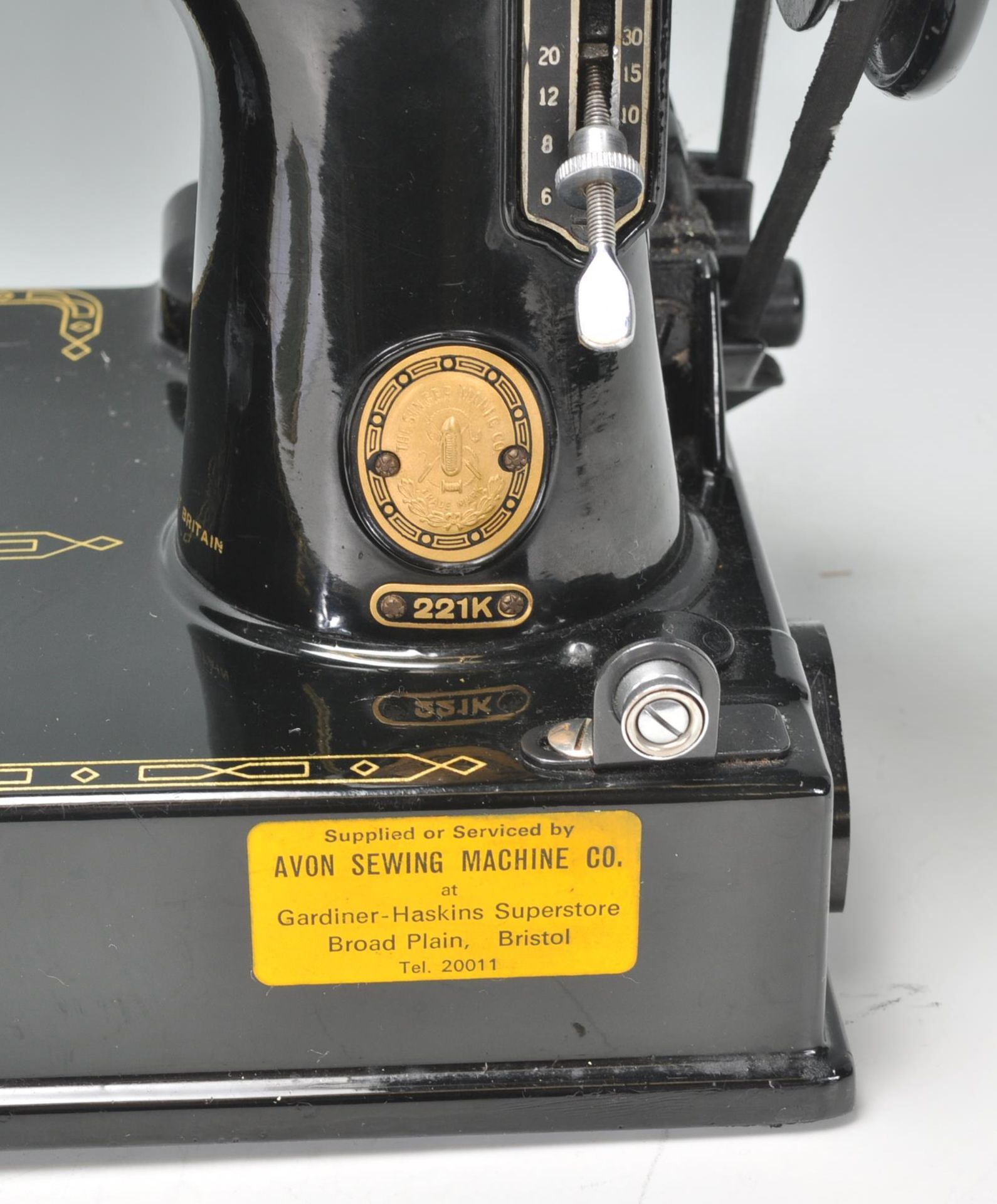 A vintage 20th Century Singer Featherweight convertible portable sewing machine model number 221k - Bild 3 aus 7