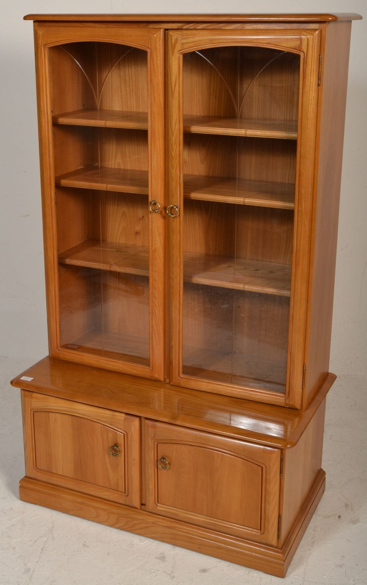 Ercol - A retro style beech and elm sideboard display cabinet comprising of a glazed twin door - Bild 5 aus 5